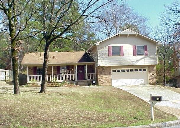 Seller paid approx $4,600 in Buyer closing costs upon close ** Move-in Ready and WELL Cared for on quiet cul-de-sac with 2 New HVAC systems and NEST thermostats, 2 spacious Living areas and a Kitchen/Breakfast opened to Family Room * Park-like Tree-shaded, privacy fenced lot with large deck (27 x 14.5) + patio/sports court * Brick & Vinyl siding for low maintenance * Formal DR currently set up for baby room * Large Laundry room * 2 hour showing notice needed * Hurry to see as this should sell fast!