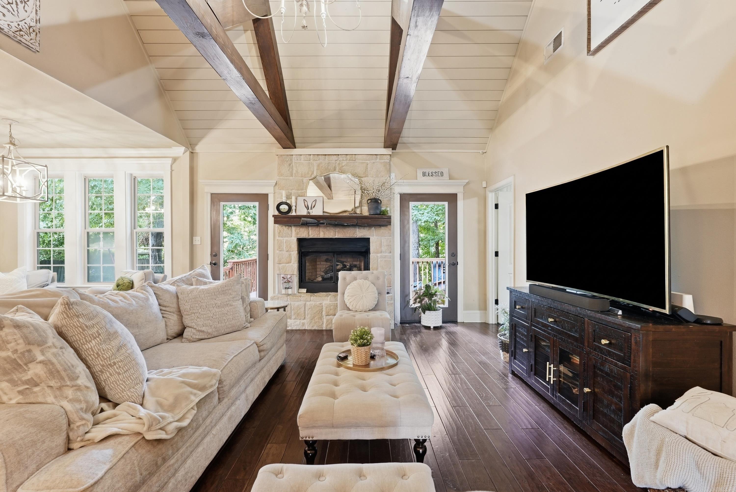 EAGLE ROCK - Residential