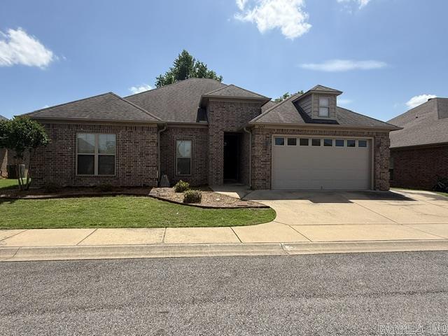 4 BEDROOM 2 BATH HOME IN NAHLEN COVE PUD. LARGE LIVING AREA. SPACIOUS KITCHEN WITH GRANITE COUNTERTOPS AND CUSTOM CABINETS. PRIMARY BEDROOM IS SEPARATE FROM GUEST ROOMS. TWO WALK IN CLOSETS AND DOUBLE VANITIES IN PRIMARY BATH. WOOD BLINDS THROUGHOUT.