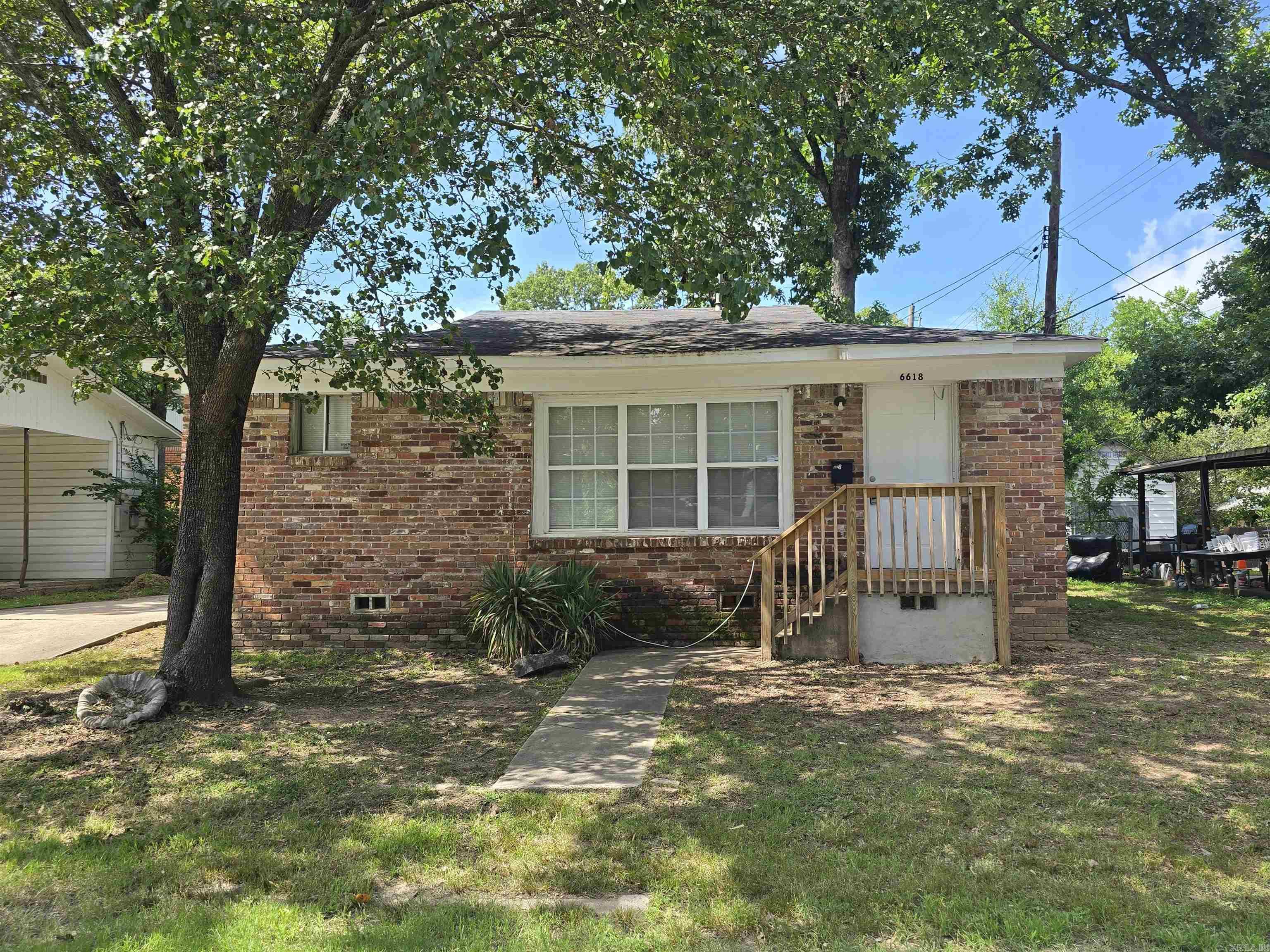 Cute 2BD/1BA near Boyle Park that is waiting for you to call home. This property is managed by Hoffman Team so beware of scammers - we will never ask you to Cashapp us money. The lease for this property is for 18 months to 2 years with a 3% increase after the first year. Income must be 3x the amount of rent per month unless you have a housing voucher. Deposit, first month’s rent, and the $50 administration fee due before move in. Visit our Hoffman Team website or come to our office to schedule your showing today! We are located at 3009 W Markham Street in Little Rock and our office hours are Monday - Friday, 8:30am-4:30pm.