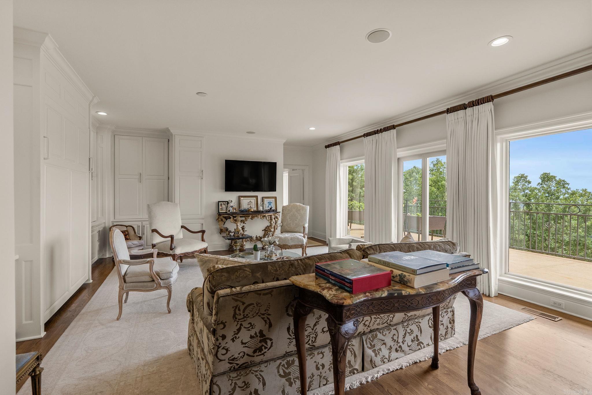 RIVERVIEW MANOR - Residential