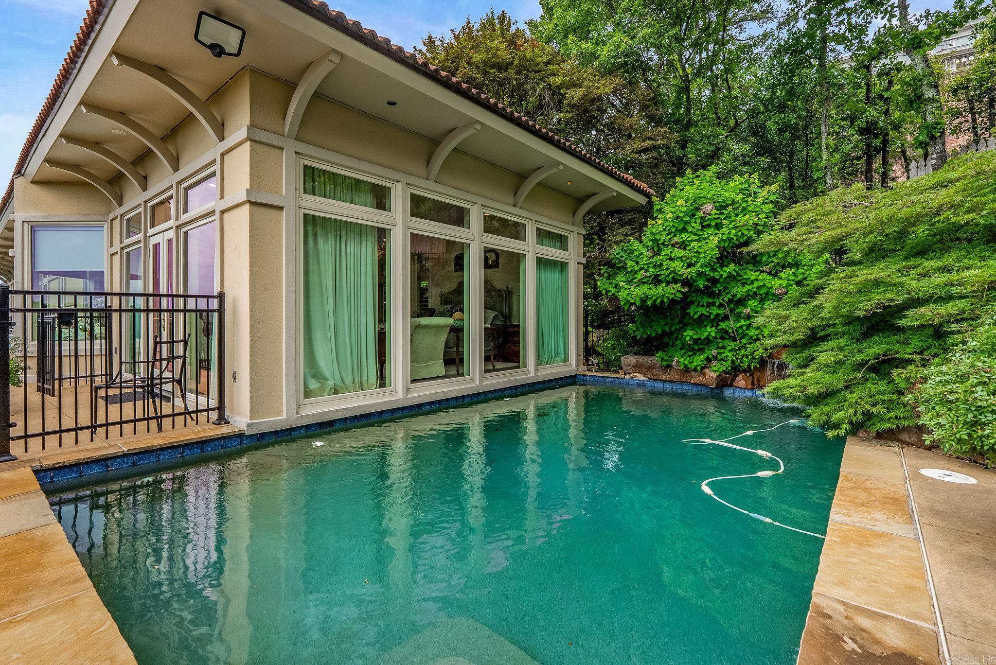 RIVERVIEW MANOR - Residential