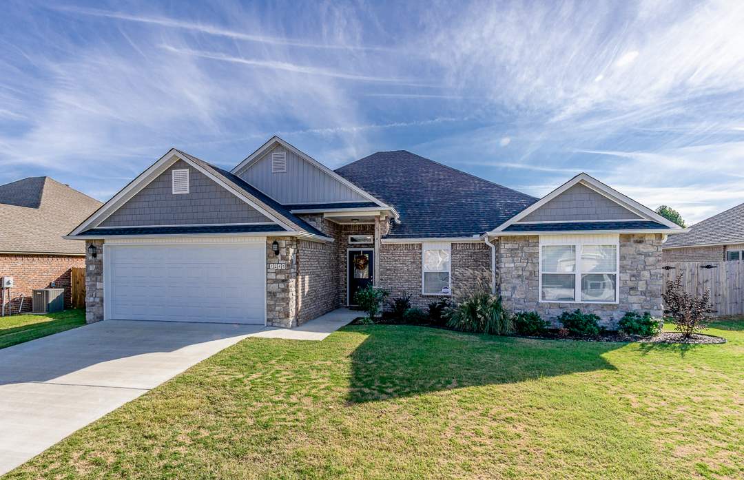 STOP THE CAR!  You HAVE to see this STUNNING, immaculate home & beautifully decorated!  Open concept, sep. dining rm open to LR, eat-in Kit, fabulous back splash, large granite island, french doors open to a wonderful covered back porch!  Split floor plan. Large MSTR bthrm, granite counter tops huge closet opens to laundry room & accessed from hallway off the foyer & the double car garage.  Great closets & lots of storage in this house and a floored attic over garage with extra insulation!!!!