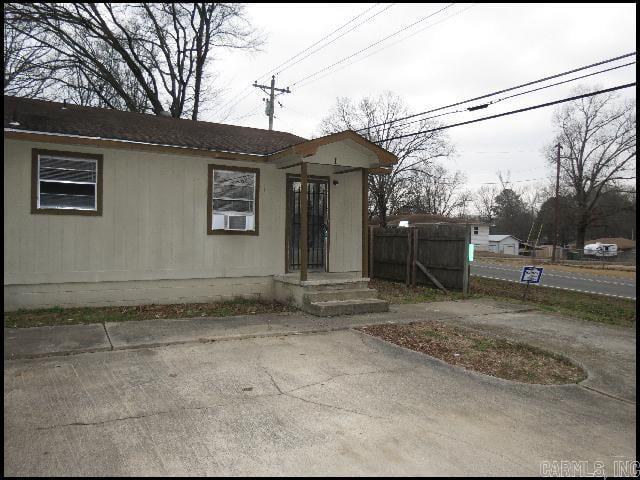 *JACKSONVILLE* COZY TRIPLEX LOCATED MINUTES FROM THE LRAFB!! This 2 Bedroom And 1 Bath Unit Features 800 Sqft! Range And Refrigerator Provided In Kitchen With Eat-In Dining Area! Tile Throughout! Washer And Dryer Hookups For Added Convenience! Window Air! 2 Spots For Parking! Water Paid By Homeowner! PET FRIENDLY!! AVAILABLE MID AUGUST 2026!!!