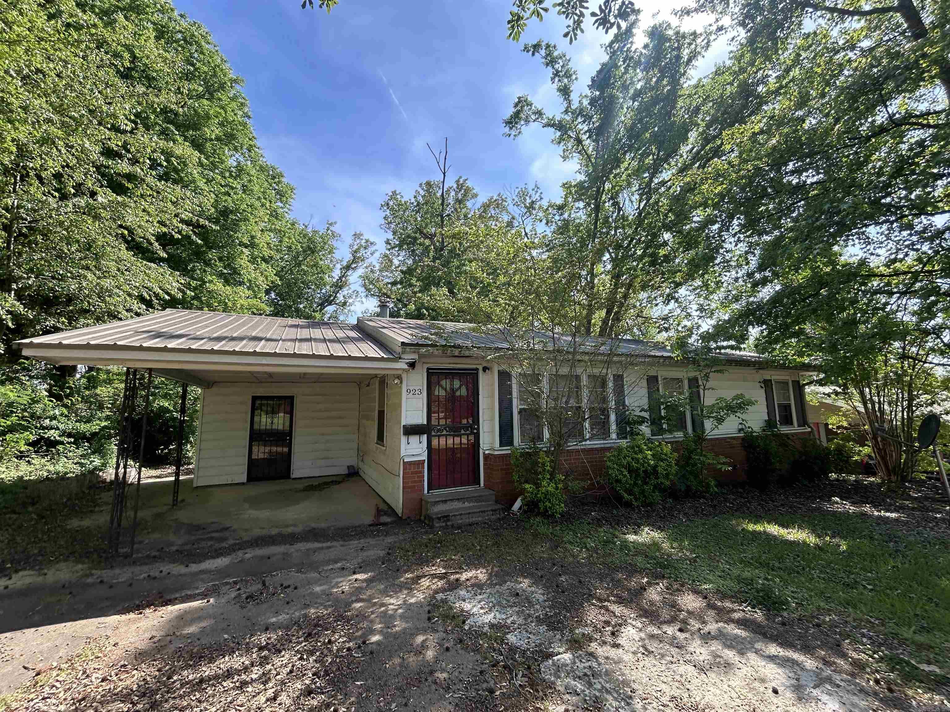 Welcome to market 923 Norman St! The exterior of this lovely home is ready to enjoy outdoor living space with a spacious back yard, concrete patio, along with covered parking and concrete driveway. Inside, you’ll find a welcoming kitchen, separate laundry room with space for a folding table and additional storage, two bedrooms, two full bathrooms, and a must-see walk in closet in the primary bedroom and bathroom!