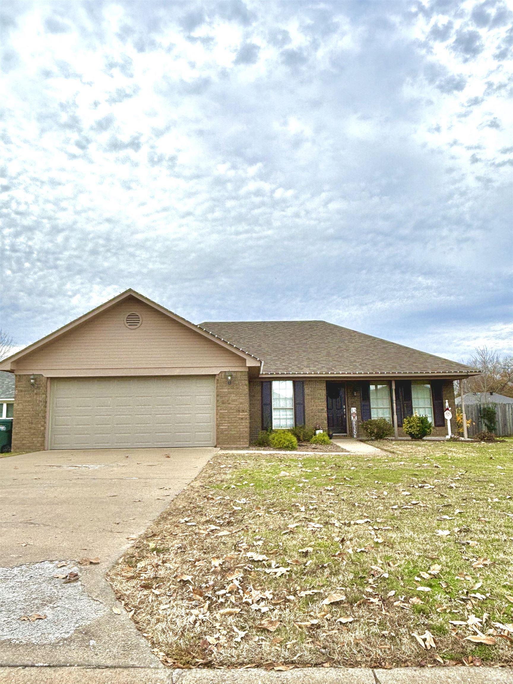Gorgeous move in ready home with newer privacy fence in the backyard. Back deck is perfect for gatherings. Kitchen has been fully renovated in 2023 with a Pot Filler above the stove and a beautiful brand new farm sink! Must see in person!