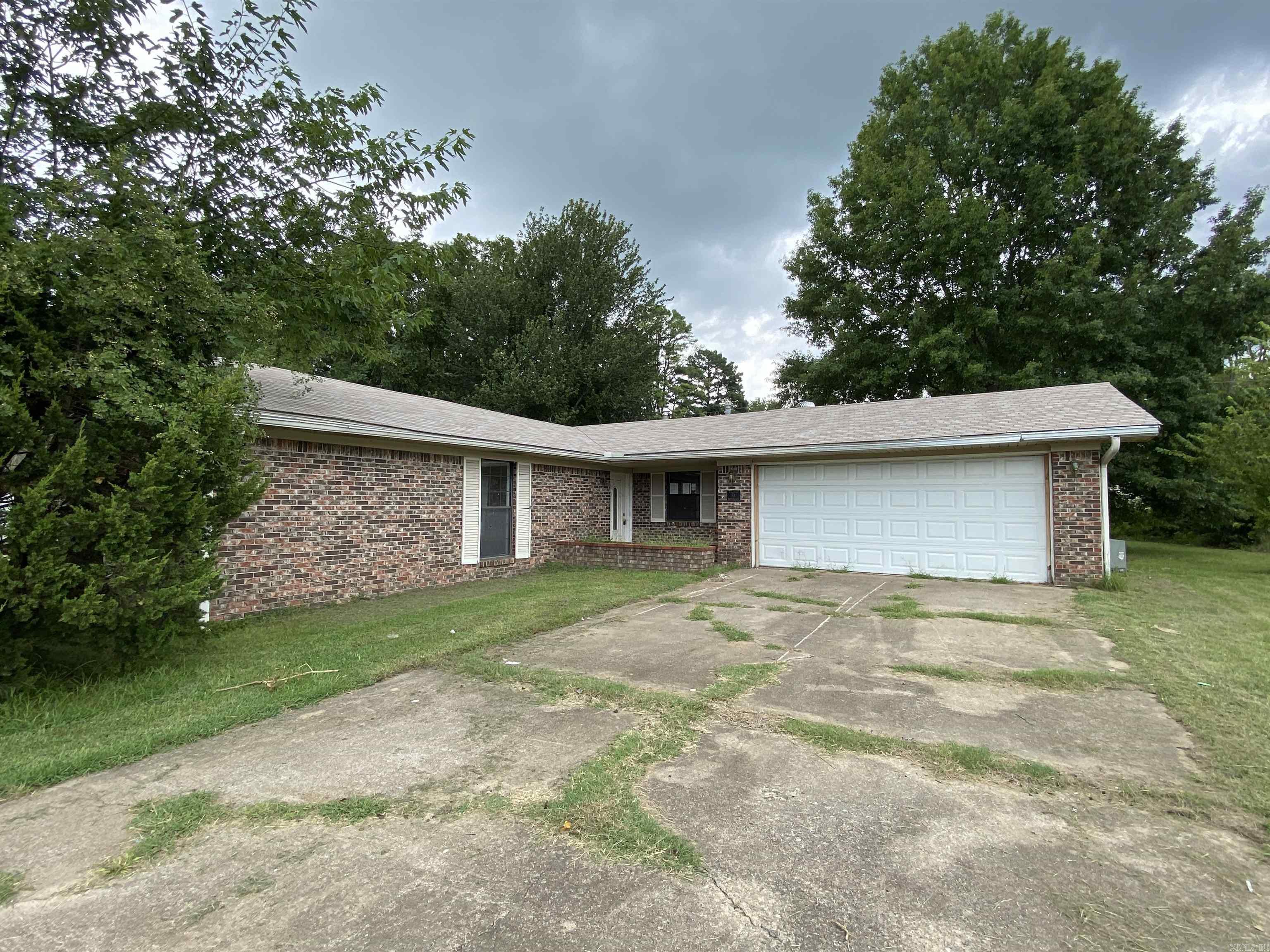This home has room for everyone. 5br/3ba home with formal living room, HUGE master bedroom with fireplace, and spacious galley kitchen. HUD Case# 031-314127. HUD Homes are sold As-Is with no representations, warranties or disclosures. Ask your agent for details and submit offers on www.HUDHomeStore.gov. IE - Insured Escrow. SEE AGENT REMARKS for additional information and check HUDHomeStore.com for property availability. Managed by www.rainecompany.com.