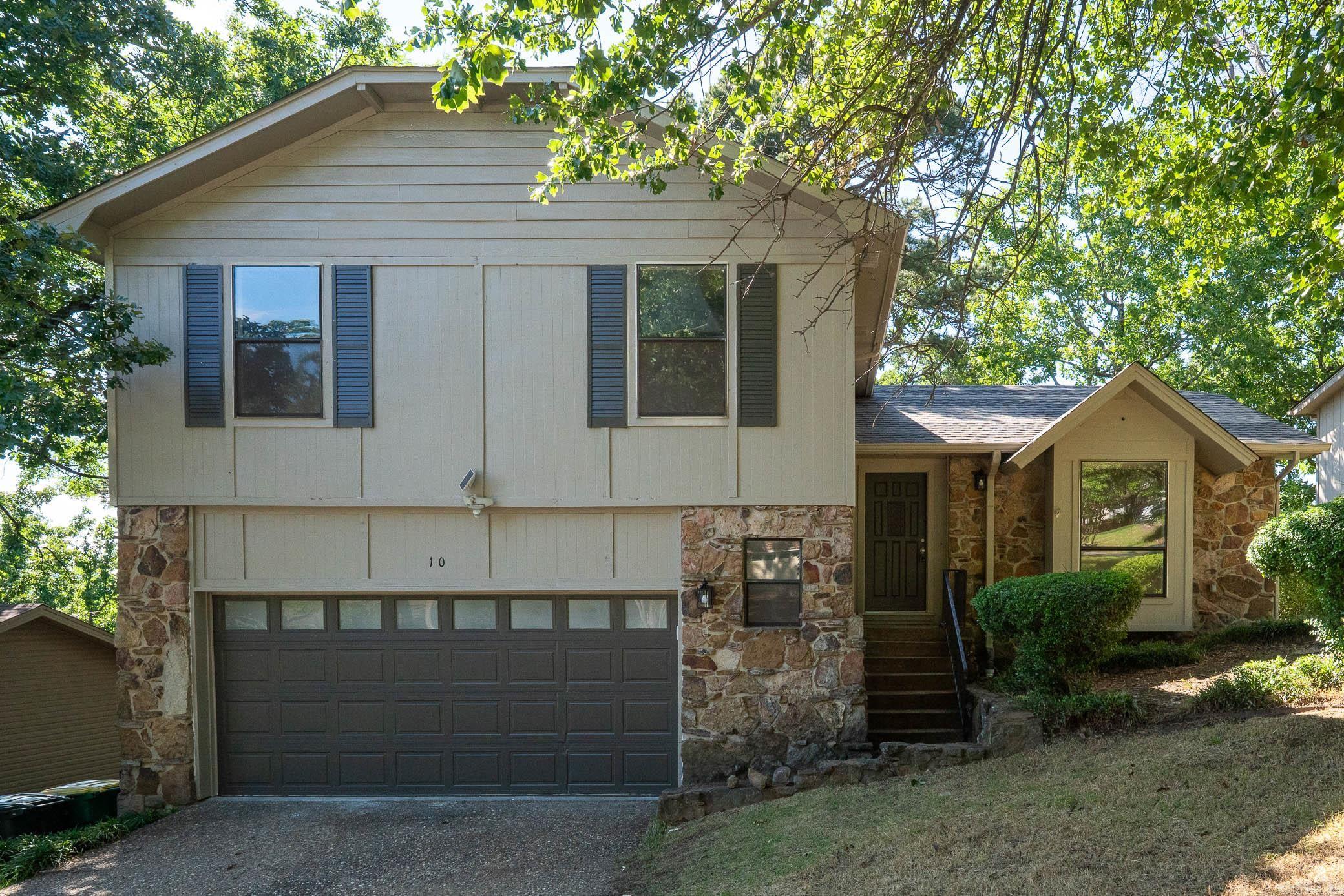 FANTASTIC 4 BED 2.5 BATH HOME. THIS HOME FEATURES FRESH PAINT, NEW LVT, STAINLESS APPLIANCES, NEW ROOF, AND MUCH MORE. SUPER CLEAN AND MOVE IN READY.