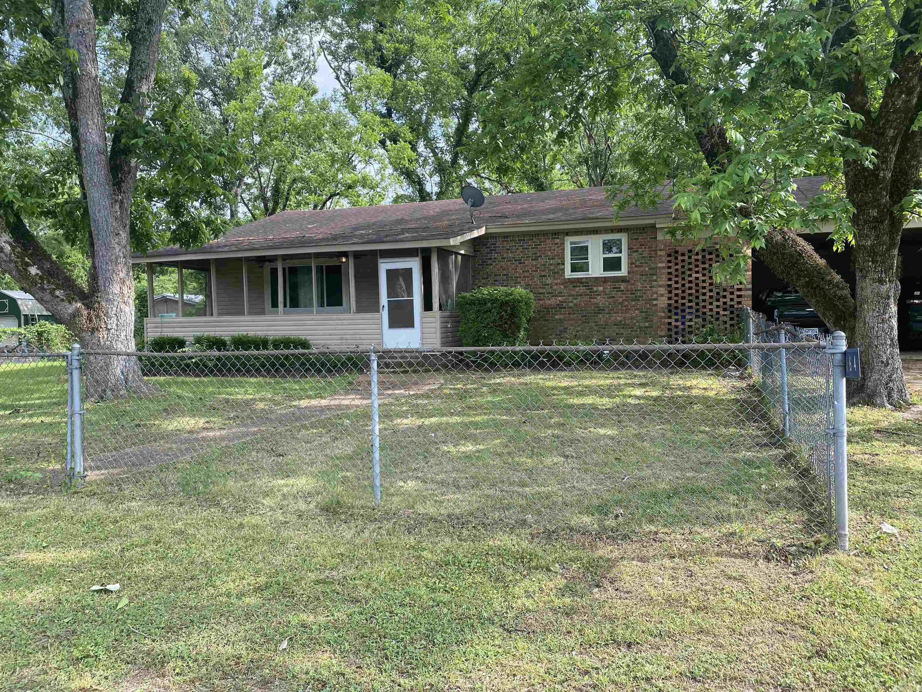 Charming 3 bedroom, 1.5 bathroom home located within the city limits of Calion. This property offers small-town living with convenient access to local amenities, schools, and outdoor recreation. Perfect for first-time buyers, downsizing, or investment opportunity!
