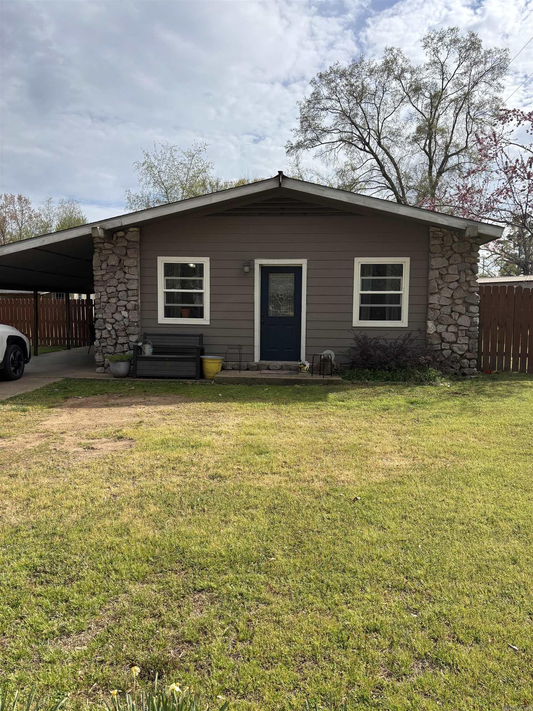 Located in the heart of Murfreesboro, this home offers 3 bedrooms and 1 full bath, nice kitchen with breakfast bar and spacious living room.  Home has been remodeled and updated. Single carport, privacy fenced yard and storage building.  Great starter home or investment opportunity.  Contact our office for more details.