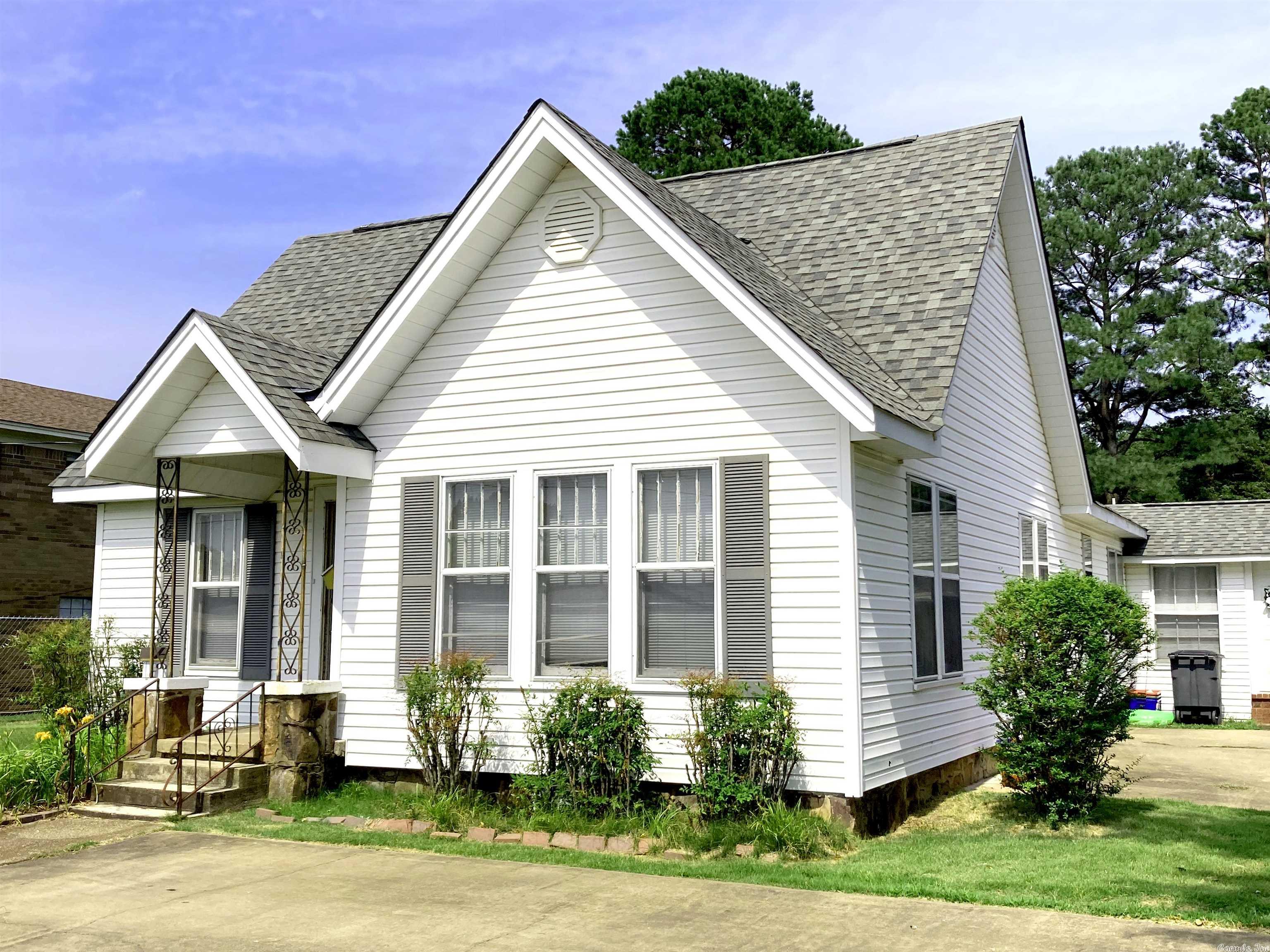 Location. Location. Location. This charming duplex is located less than a block from Harding University and is the perfect investment property for long or short term rentals. Family-owned for generations and well-maintained, this duplex is in excellent condition and the appliances convey. Currently, rented until May 31, 2024, there are four more properties located east of College Church of Christ available for sale. Please contact the listing agent for more information on how you may purchase this package of premium investment properties that are in walking distance of downtown and Harding.Individual listed properties total $791,500 and do not include the adjacent lot on Moore street (market value of $20,000) that connects the properties to Moore Street. For $772,000, an investor would be getting a price break of: $19,500 - credit for under market value rent income  1 Additional lot included (~$20,000) value  Purchase Price Includes approximately $15,000 in appliance value (8 rental units, and most of them have washer/dryer/dishwasher/refrigerator).  2 new roofs within the past 3-4 years (424 Grand, 426 Grand)
