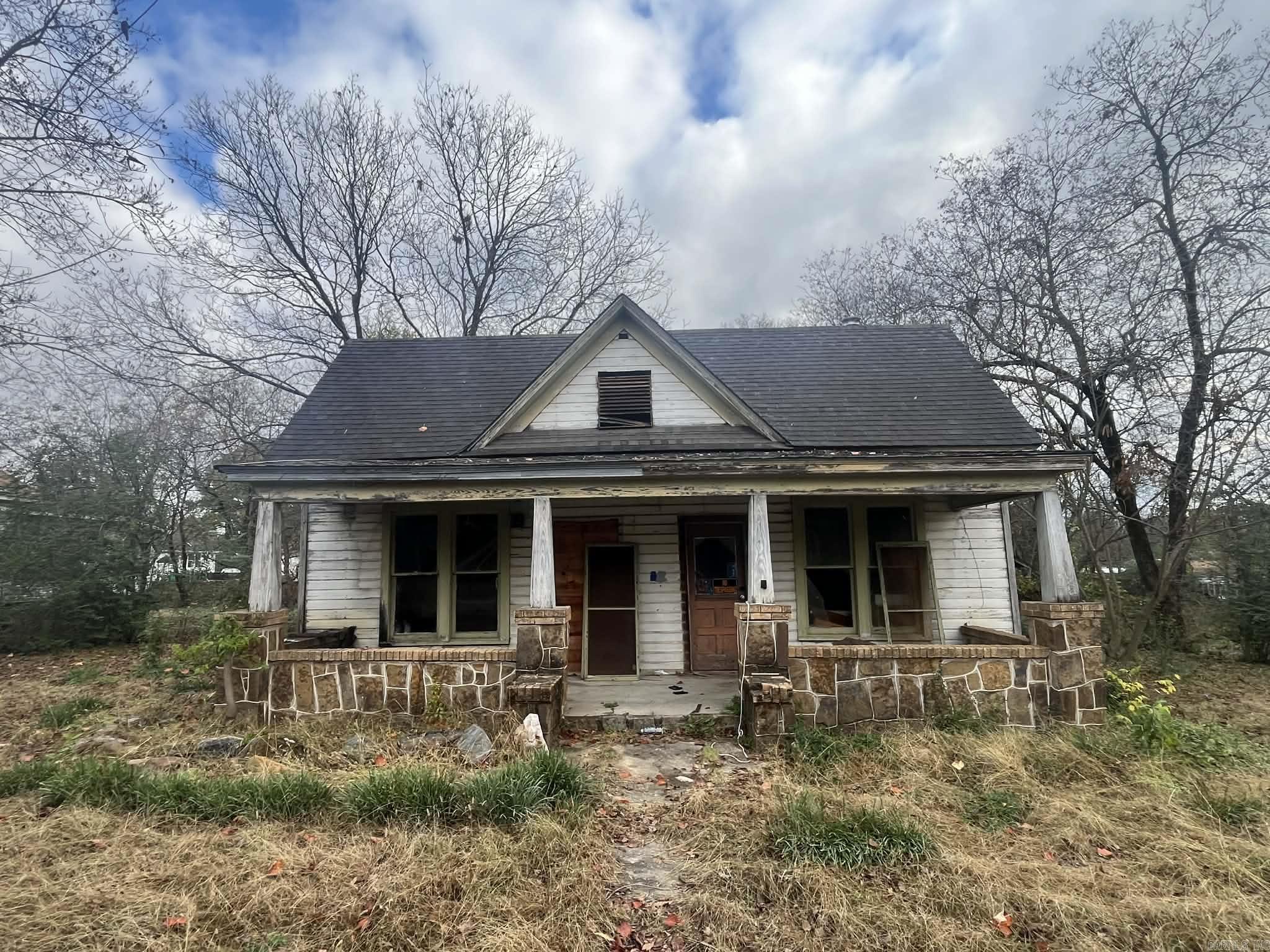 A true diamond in the rough! Located right down the street from Janssen Park! Excellent opportunity for investors! Near downtown and bike trails!