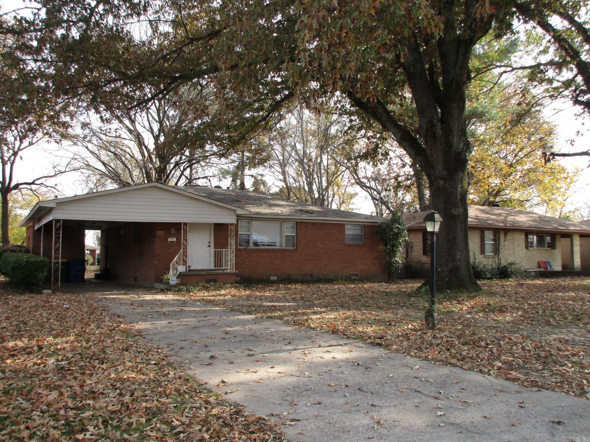 DO NOT RENT ANYMORE!  Pay for a house of your own what you pay for an apartment.  Cute and affordable house with a good size flat yard.  House has been updated roof, HVAC, bathrooms and kitchen remodeled.  The rooms all are very good size, the living has a lot of natural light coming.  Refrigerator stays at no extra cost to buyer.  Location, location, this house is close to downtown Little Rock and also, to the other side close to the airport and river area or Sherwood and Jacksonville.  Do not pay rent anymore, pay your own house. AGENTS, PLEASE CHECK REMARKS FOR SHOWINGS.   YA NO PAGUE RENTA!!! Venga a ver esta casa, llame, hablamos Español.