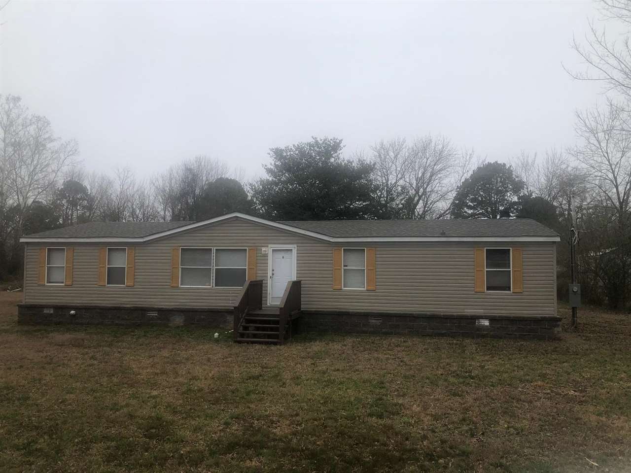 Well maintained 3br 2 ba mobile home close to schools, shopping, and restaurants. This home has a large back yard, a spacious floor plan. Pets are negotiable with a non-refundable pet deposit.