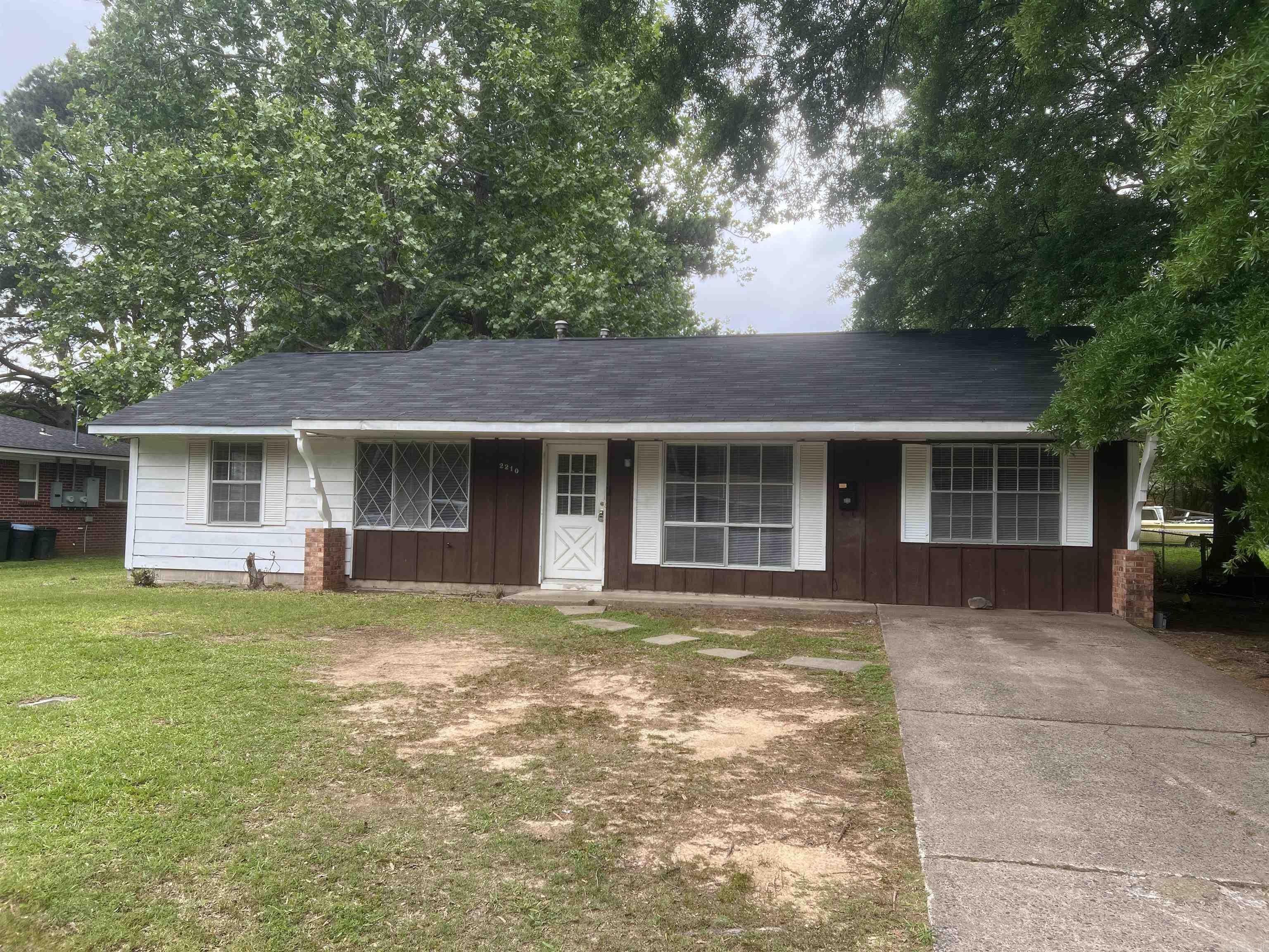 3-bedroom, 1-bath home located in Conway. This property offers a functional layout and is situated in an established neighborhood with convenient access to local shopping, dining, and schools. Great opportunity for a primary residence or investment property.