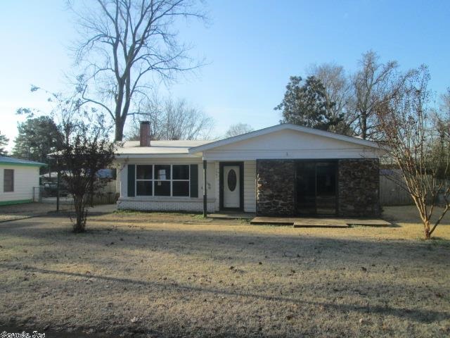 Close to the freeway with access on both Main Street and Redmond Road. One story home with attached carport with built in cabinets for extra storage. Three bedroom and one and half bath. Fenced backyard with in ground swimming pool. Great rental property.