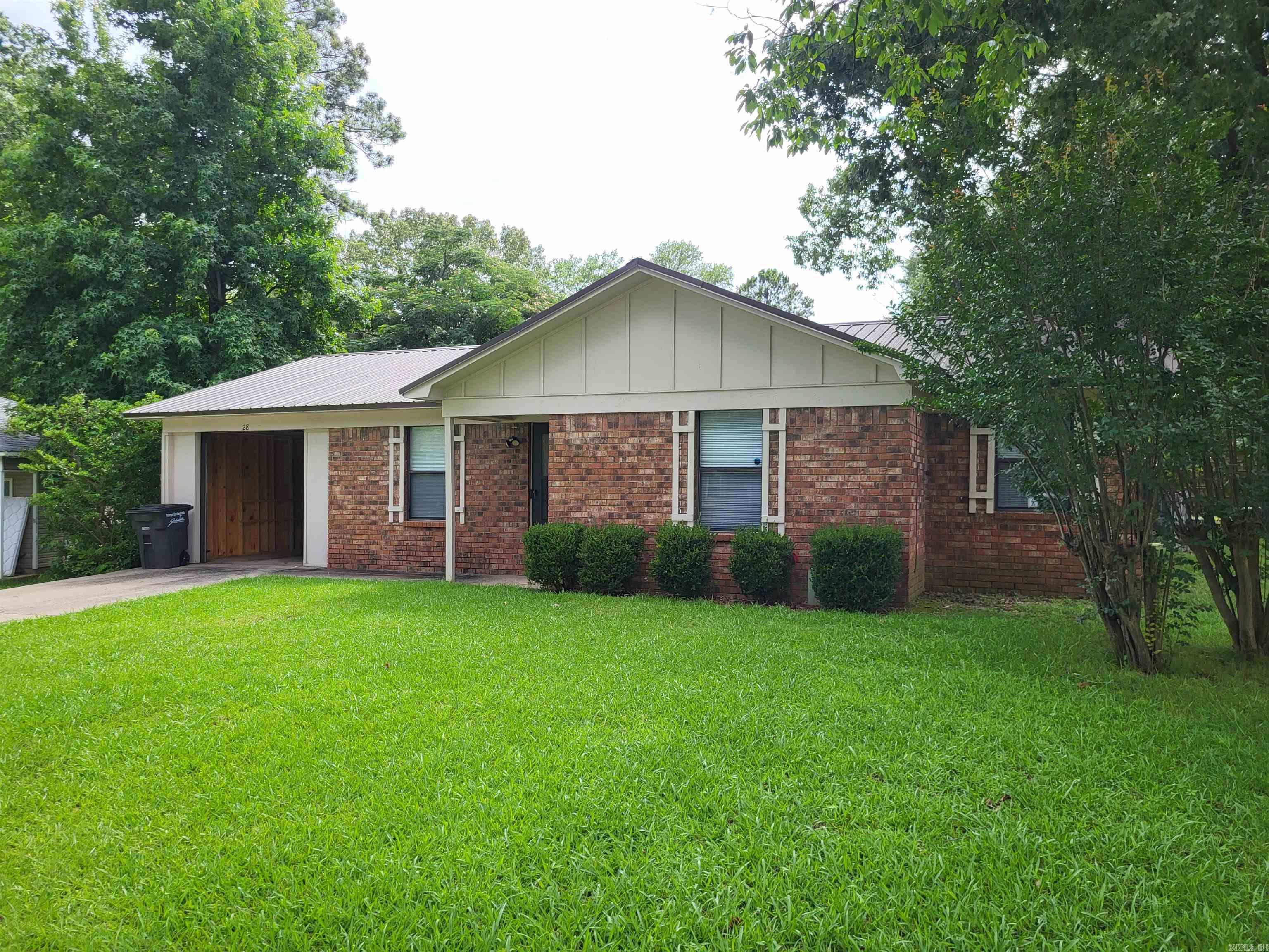 This recently remodeled home would make a wonderful 1st time home purchase or investment property. It is conveniently located near shopping and restaurants. Call today for more details!
