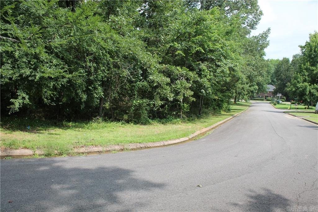 Looking to build in West Russellville? Don't miss this opportunity to owns these two adjoining wooded lots on Craigwood Circle located just off of South Inglewood. Bring your house plans and build your dream home close to shopping and medical facilities all while maintaining your space and privacy. Both lots combined for $55,000!