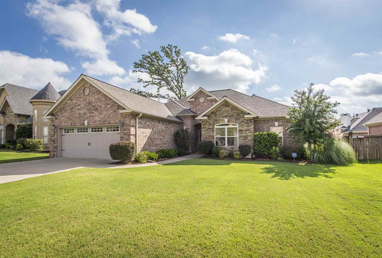 Excellent home in Maumelle Valley Estates! Great walking neighborhood, hardwood floors and open kitchen. Very, very quiet area. Lush green yard. Home is move in ready. High ceilings in living room. Back patio for relaxation. New fiber optic cable and security system. Gate to back yard is a double gate for possible trailer or boat storage.