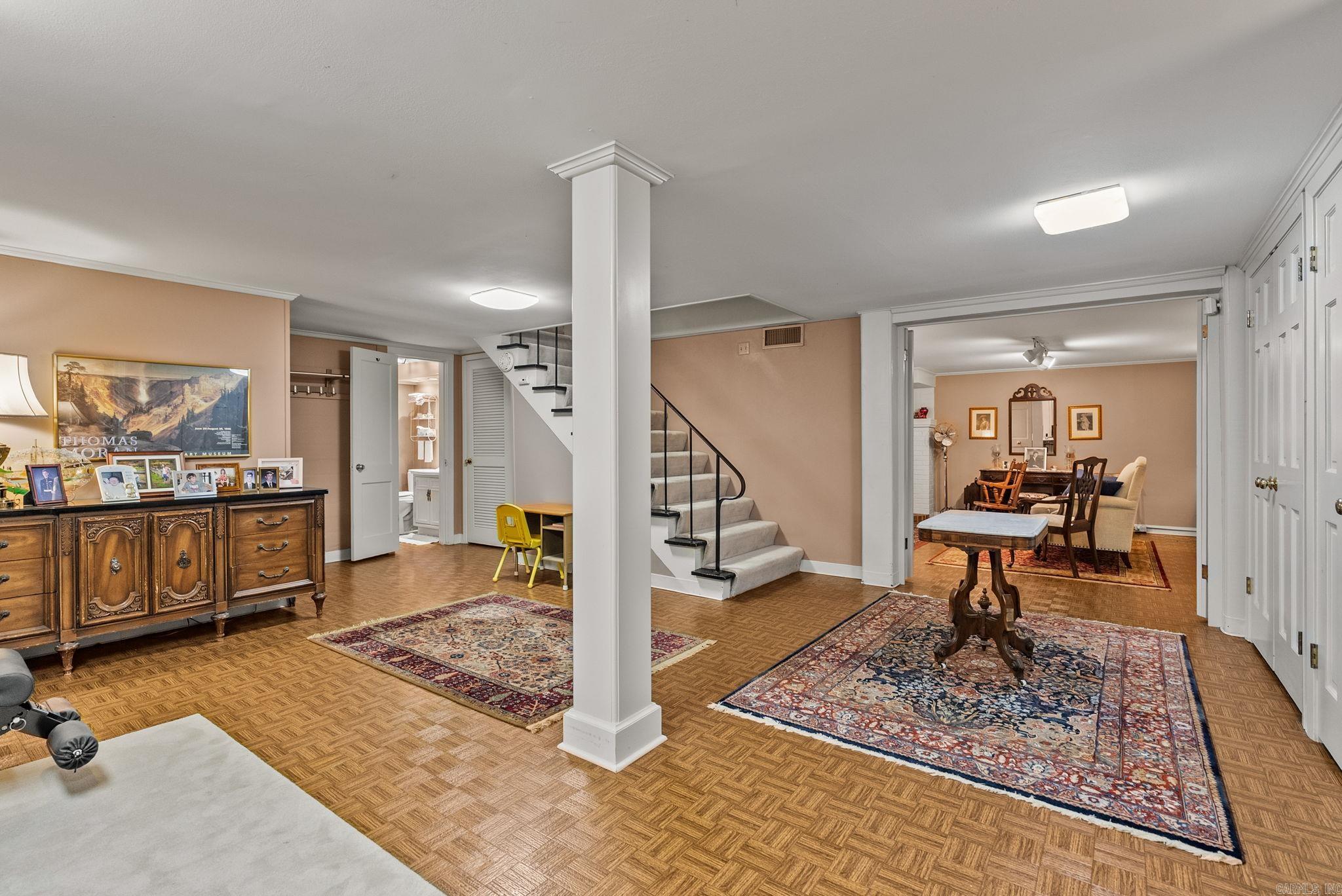 PINE MANOR - Residential