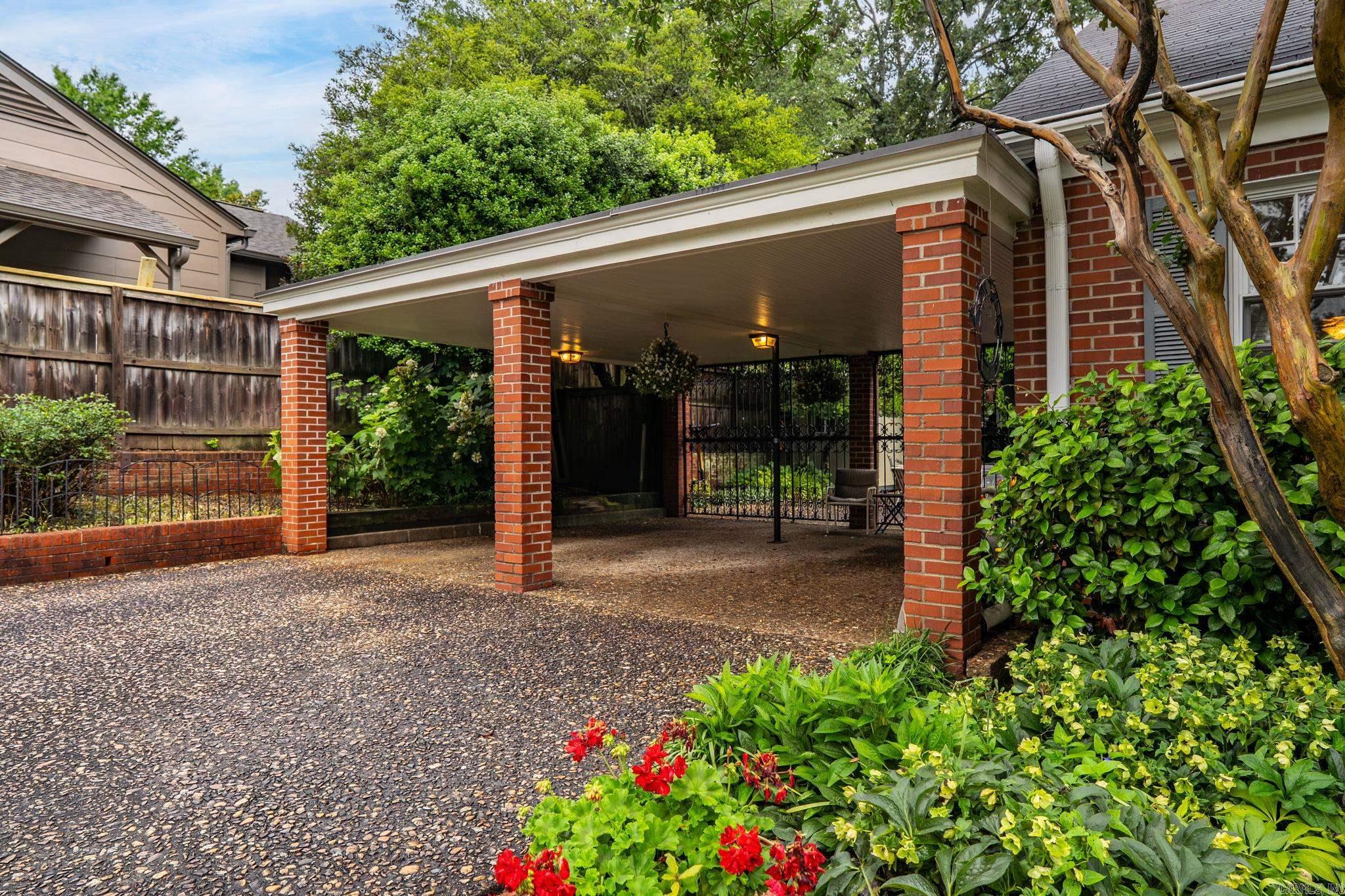 PINE MANOR - Residential