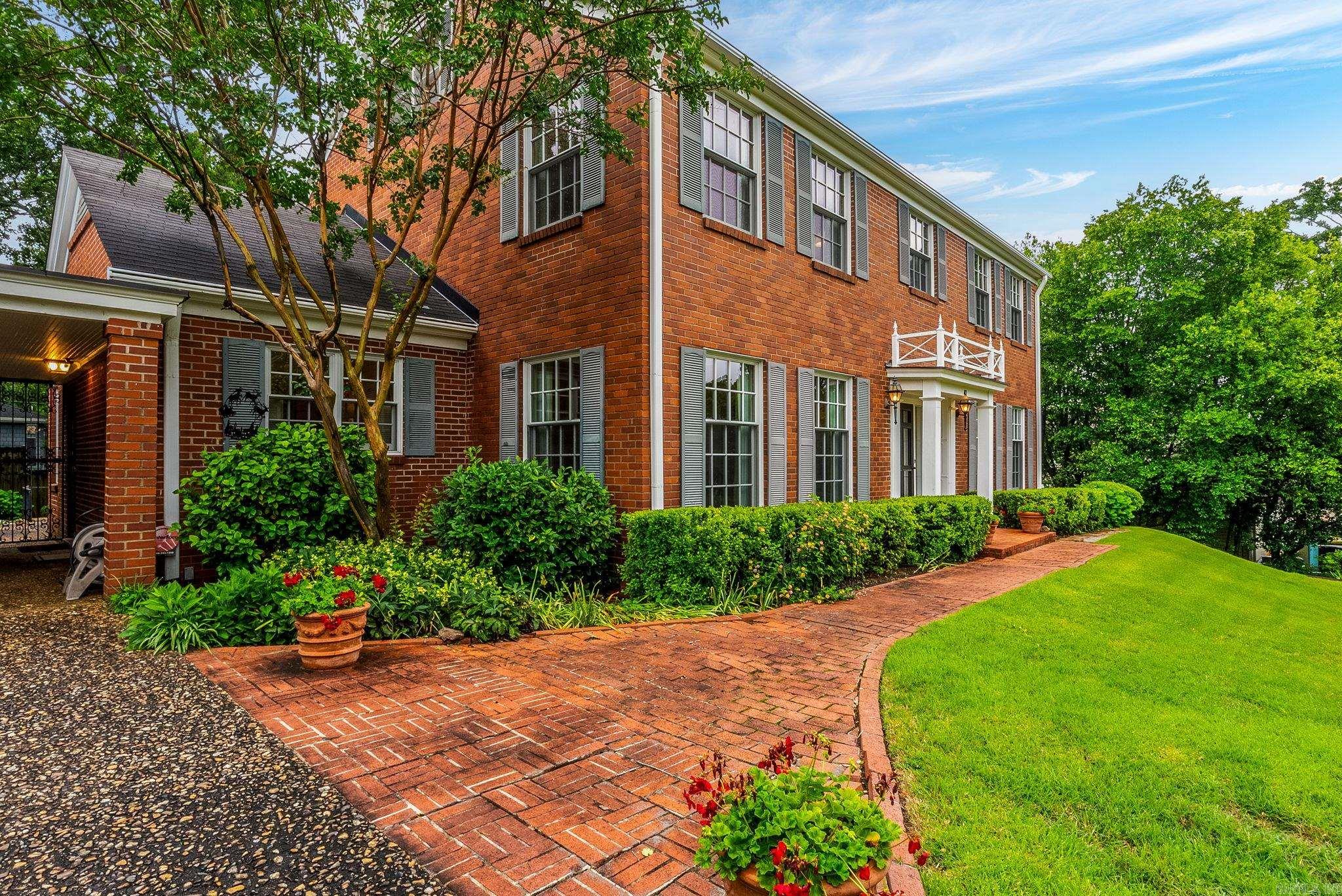 PINE MANOR - Residential