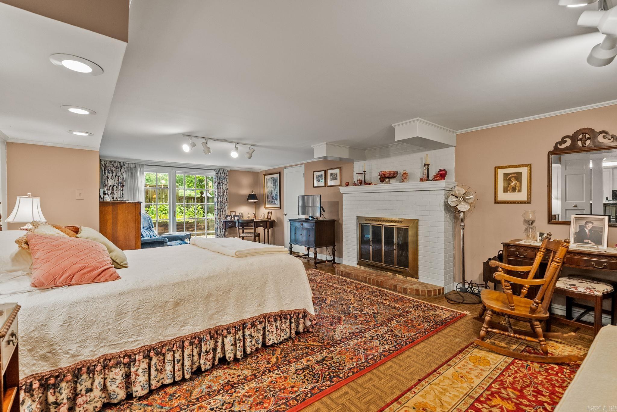 PINE MANOR - Residential