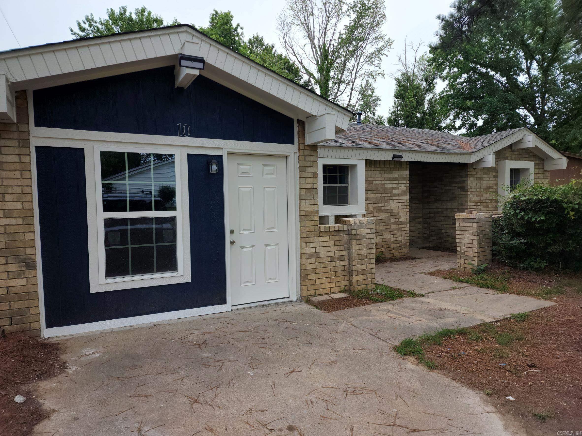 Newly renovated Jacksonville 4 bdrm home with fenced in backyard! Granite countertops, tile tub/show combos, LV flooring, stainless appliance (NEW!), Open living/dining combo with laundry area. $1350 per month with Security Deposit of $2700. Tenant responsible for utilities, and lawn care.