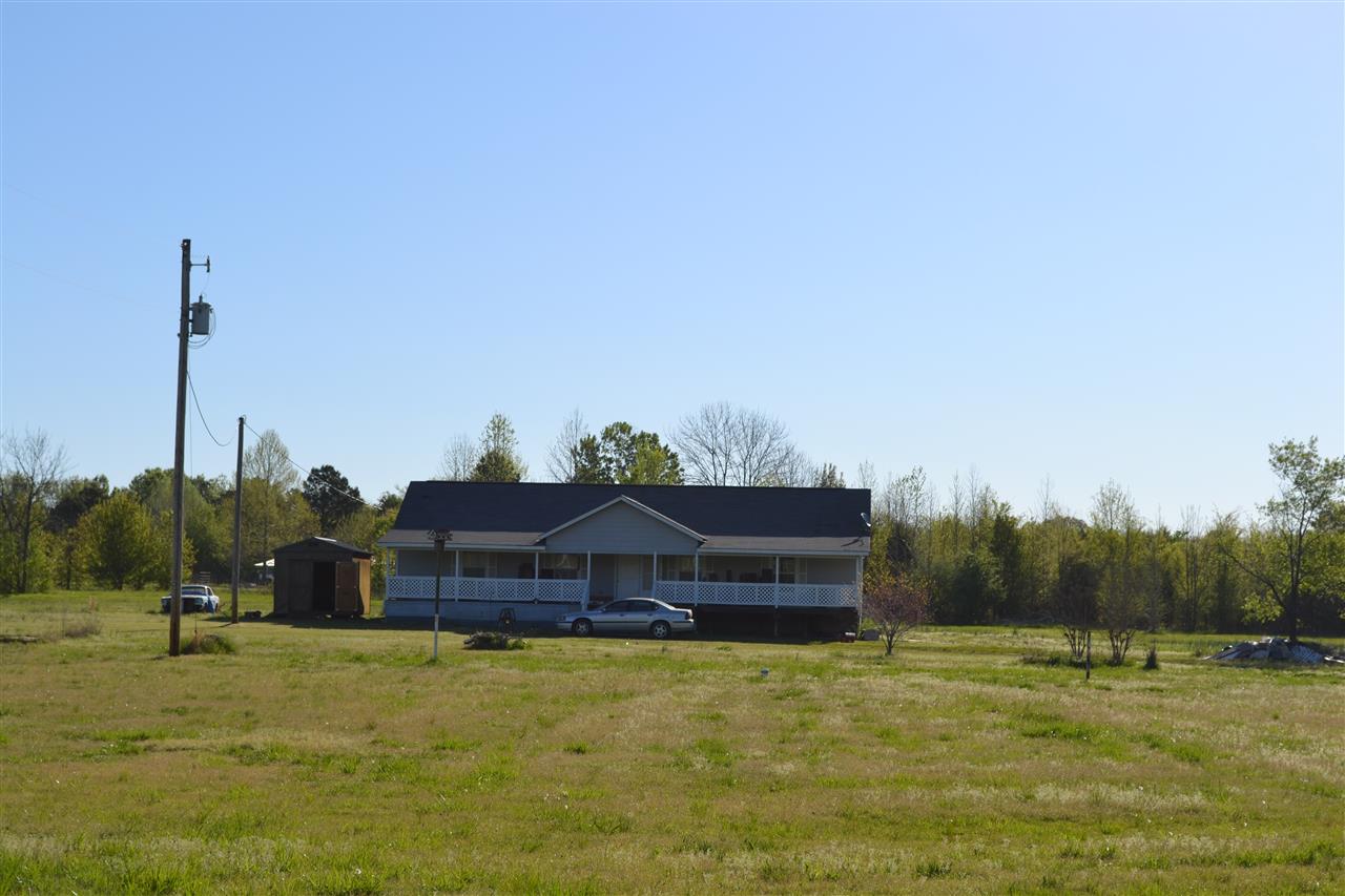 COUNTRY LIVING AT ITS BEST GREAT PLACE FOR HORSES AND RAISING KIDS , 10 FT PORCH ACROSS FRONT OF HOUSE NICE AND QUIET, HUGE LIVING ROOM AND MASTER BEDROOM , SPACIOUS KITCHEN WITH ROOM FOR  DINING TABLE HAS ROOM FOR AN ISLAND ,CEILING FANS THROUGHOUT NICE STORAGE BLDG TO LEFT OF HOUSE , SEPERATE LAUNDRY ROOM, SITS NICE IN CENTER OF 21 AcRES BACK OFF ROAD FOR PRIVACY