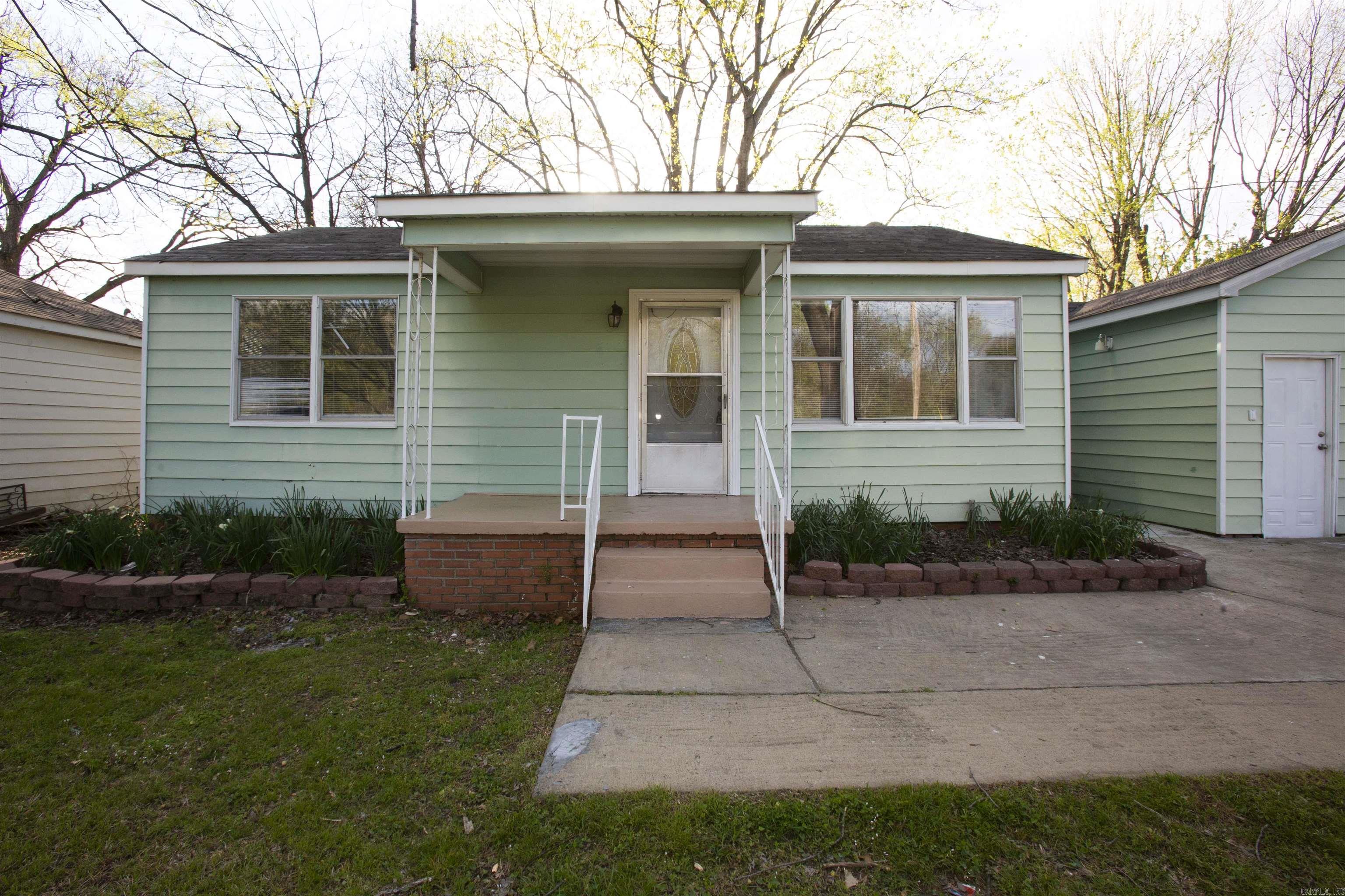 Cute 3BD in North Little Rock that is move in ready! Hard flooring throughout. Ceiling fans in most of the bedrooms. Great back yard with a back deck that is perfect for hosting. The lease for this property is for 18 months and income has to be three times the amount of rent unless you have a housing voucher.