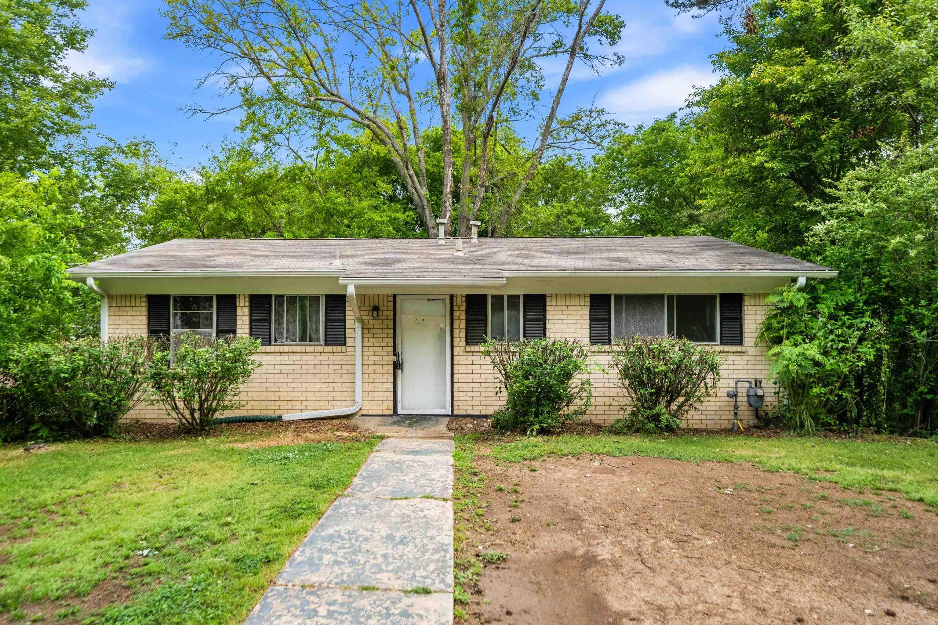 Seller is offering at $10,000.00 credit to buyers on this lovely affordable home in the heart of Hot Springs. The downstairs has been converted into an extra living area with another bed and bath & with a little TLC it could be as nice as the upstairs living space as well. The fenced yard offers privacy and lots of shade and the back deck is a nice addition to enjoy evenings grilling out with the family. Conveniently located just minutes from area hospitals, Hot Springs' finest shopping and restaurants this one is a must see!