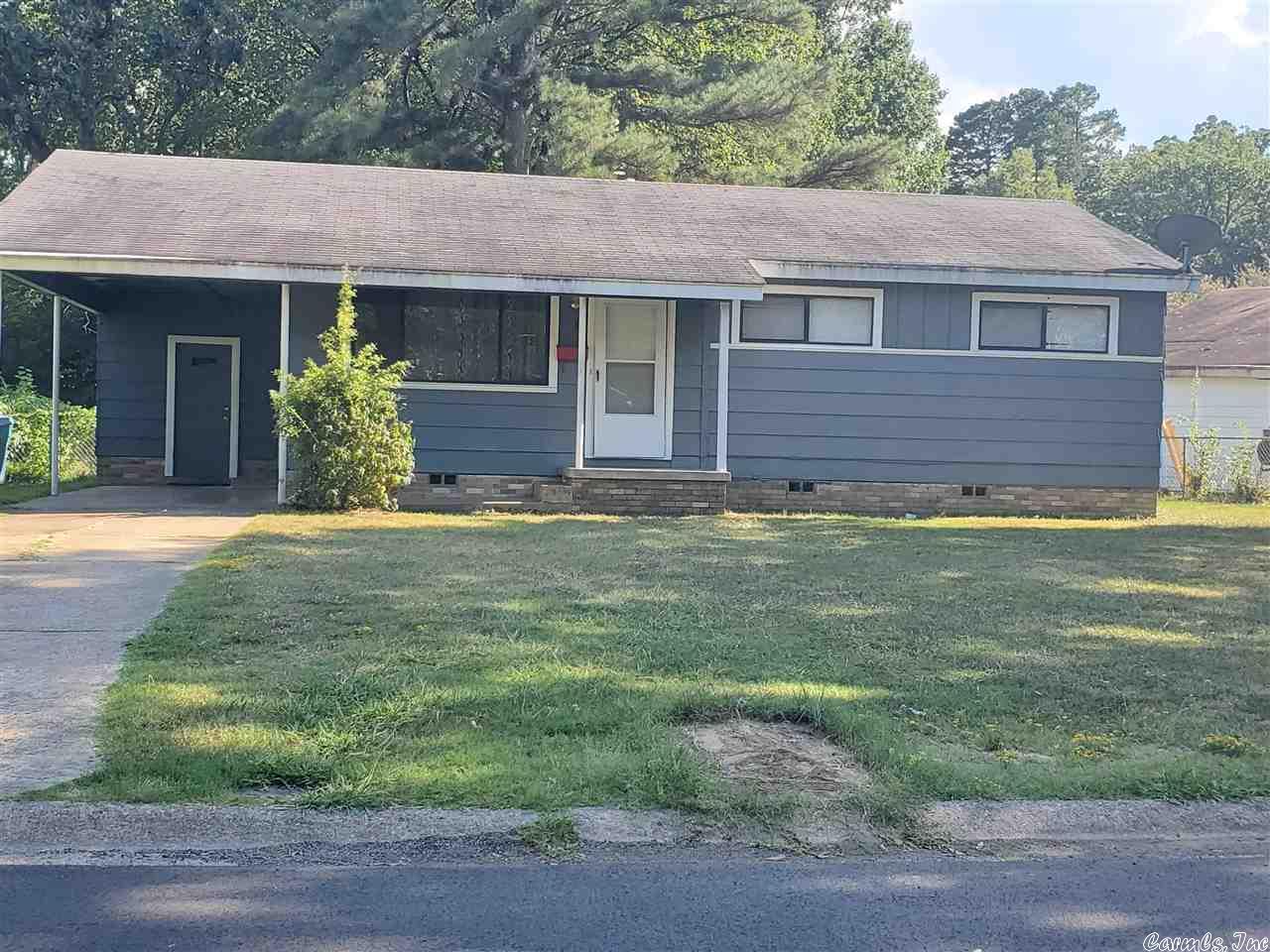 Cute home forfirst time home buyers or investors. Close to UALR and 630. Gas stove, large livingroom and large fenced backyard.