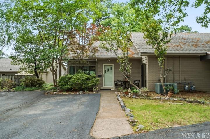 Beautiful finished condo that is move in ready, close to pool with lake view and good parking.  Gated community and great location, priced to sell.