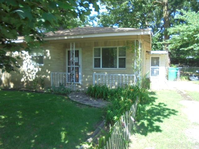 This 2 bedroom 1 bath home is located near schools, parks, and shopping. Don't miss out on this great space buy!!  See agent remarks.