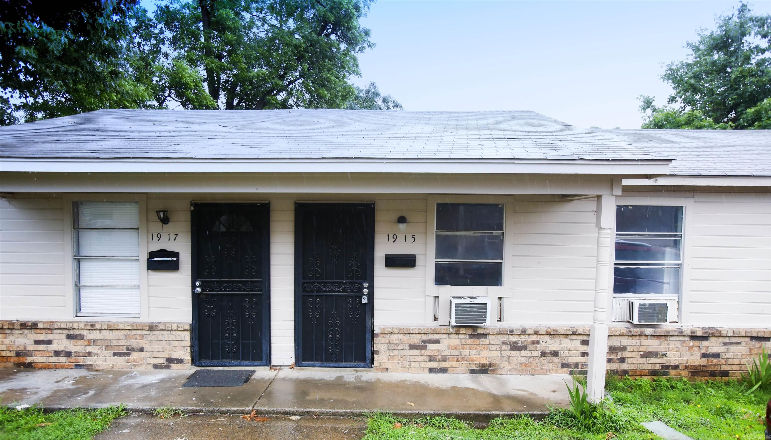 2BD duplex in the North Argenta area in North Little Rock. The lease for this property is for 18 months and income has to be three times the amount of rent unless you have a housing voucher. *ALL UNITS MAY NOT LOOK IDENTICAL*