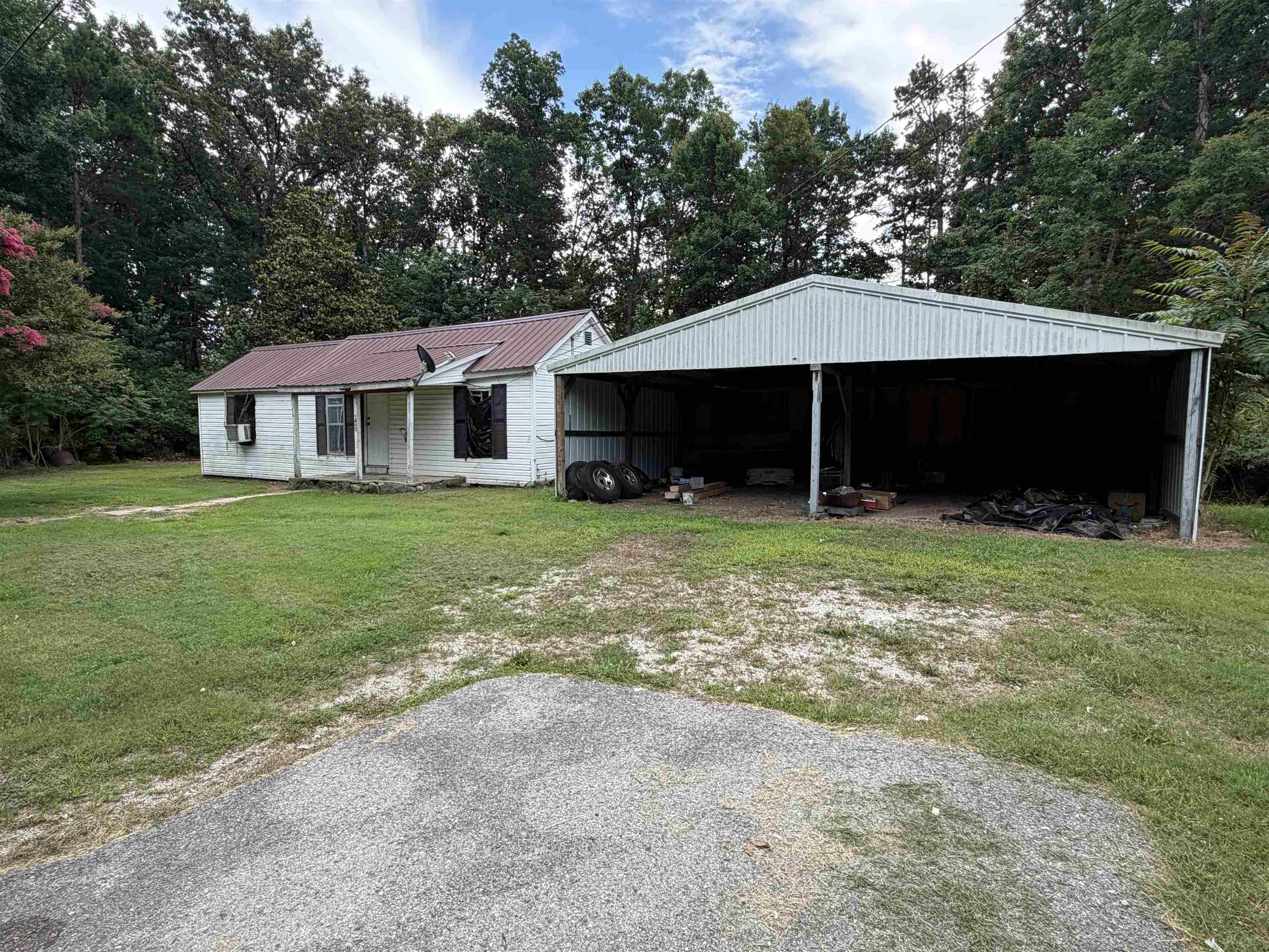 Located at 1452 Knob Creek Road just outside Melbourne, Arkansas, this 2-bedroom, 1-bathroom home offers approximately 1,200 square feet of living space on 0.5 unrestricted acres. The property presents an opportunity for renovation, rental use, resale, or a future primary residence. High-speed internet and utilities are available, providing added convenience for future improvements. With no restrictions and a location close to town, this North Central Arkansas property offers flexibility for a variety of residential or investment uses. The home is being sold as a fixer-upper and will require repairs and updates. Listed for $25,000.