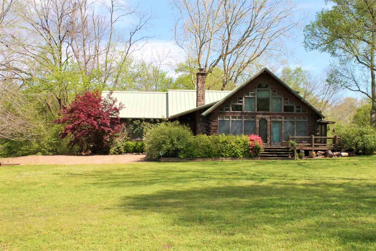 Little Red River Serenity!  Amazing 4-bedroom/3-bath home, 3 river lots plus 2 interior lots, stunning views of Sugar Loaf Mountain, complete privacy including across the river that is bordered by an island!  Large wooden cabin with metal roof, wood floors, stone fireplace, wall of glass that views Sugar Loaf Mountain, cathedral ceilings host the entire living/kitchen/dining areas, 2-master suits, lovely screened porch and views from multiple decks!  Approximately 300 feet of Winkley Shoals walk-in access!