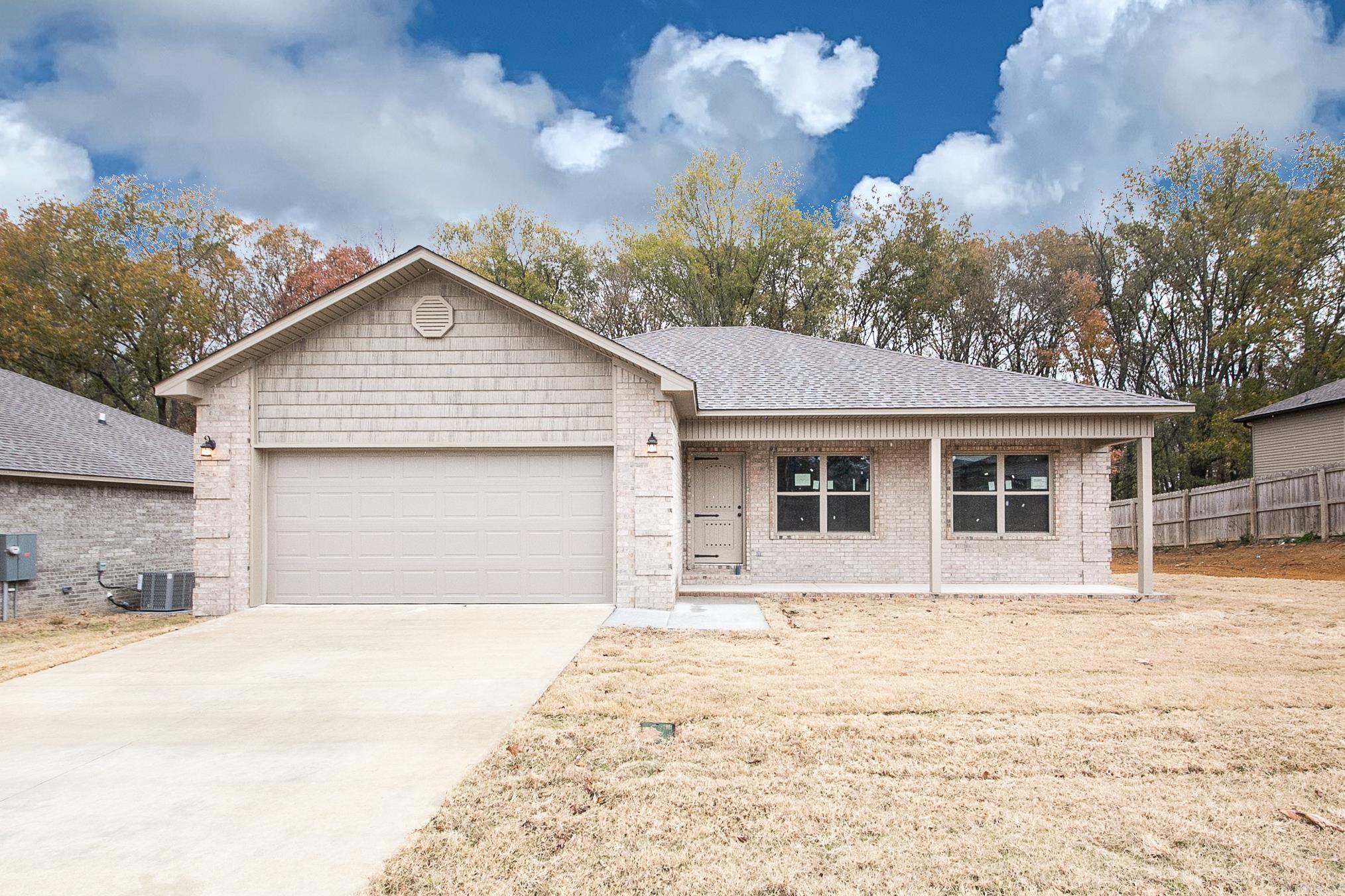 MOVE IN READY! This 3 bedroom 2 bath home is perfect! Big living room and great kitchen that has granite counter tops, tons of cabinets and stainless steel appliances. Master bath has double vanities, tile shower and soaker tub.  All this with a fabulous covered back porch! Call today this won't last!