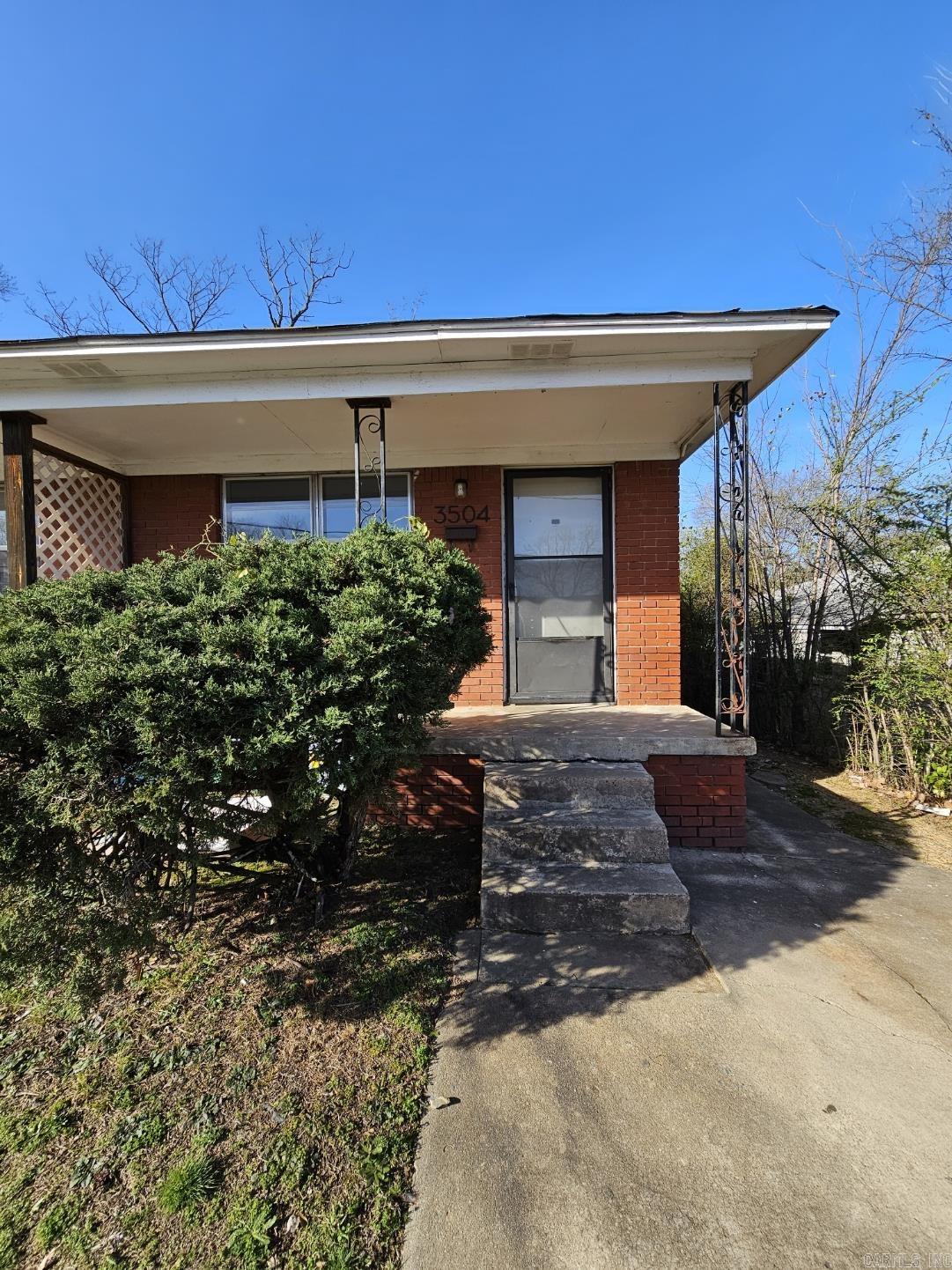 Quaint rental in Central Little Rock. Quick access to freeway to get anywhere. Short drive to Kavanaugh Blvd shops and restaurants and Allsopp Park. Near UAMS and ACH. Stacked washer/dryer included in rental. PETS - cats only. $250.00 nonrefundable fee for first, $50 for second, max 2.  Agents see remarks