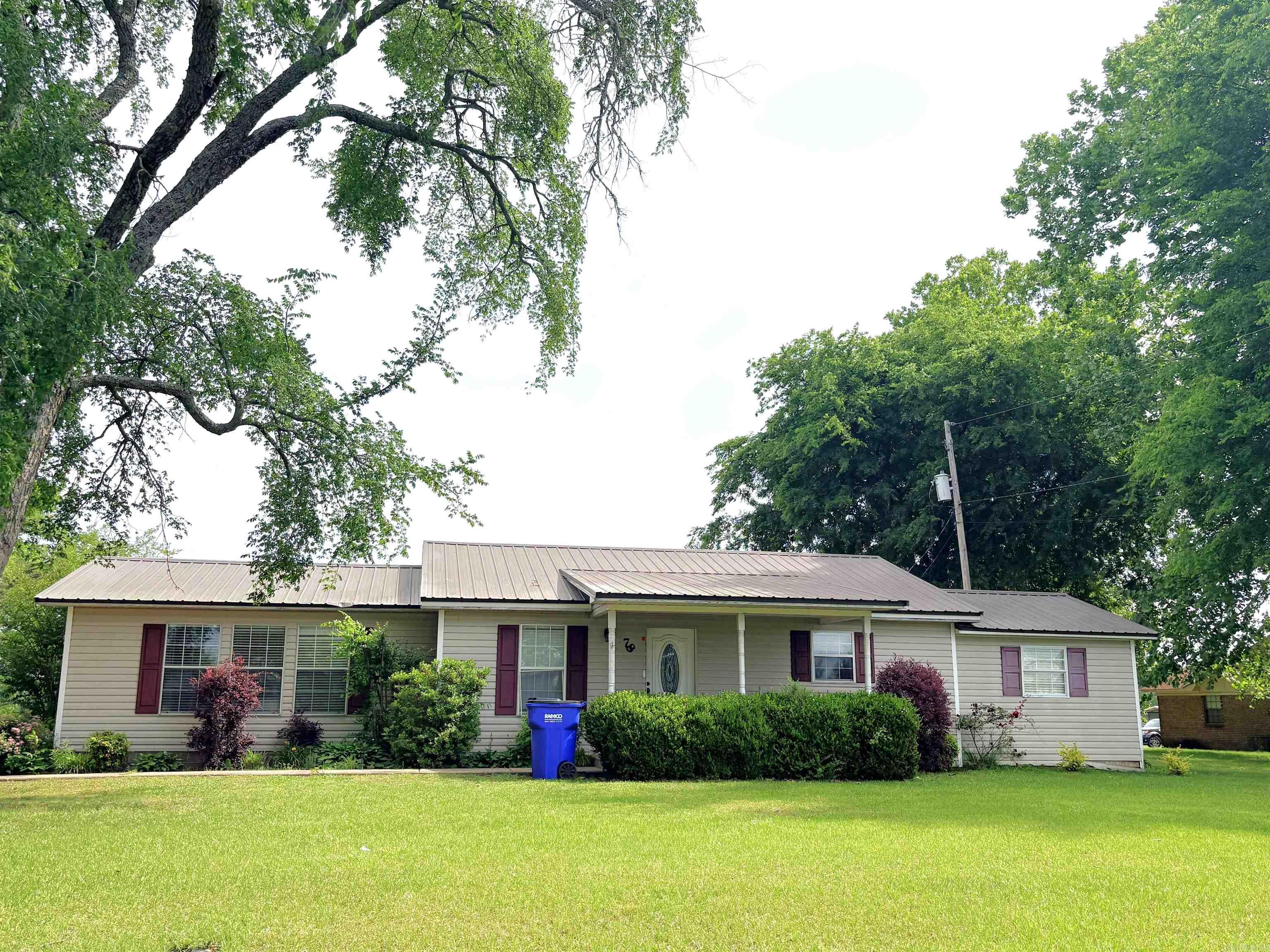 Charming 3 bed 1 bath home sitting on 8 acres inside Greenbrier city limits.  Plenty of room to play and close to all the amenities that Greenbrier has to offer. Great investment opportunity, schedule your showing today!