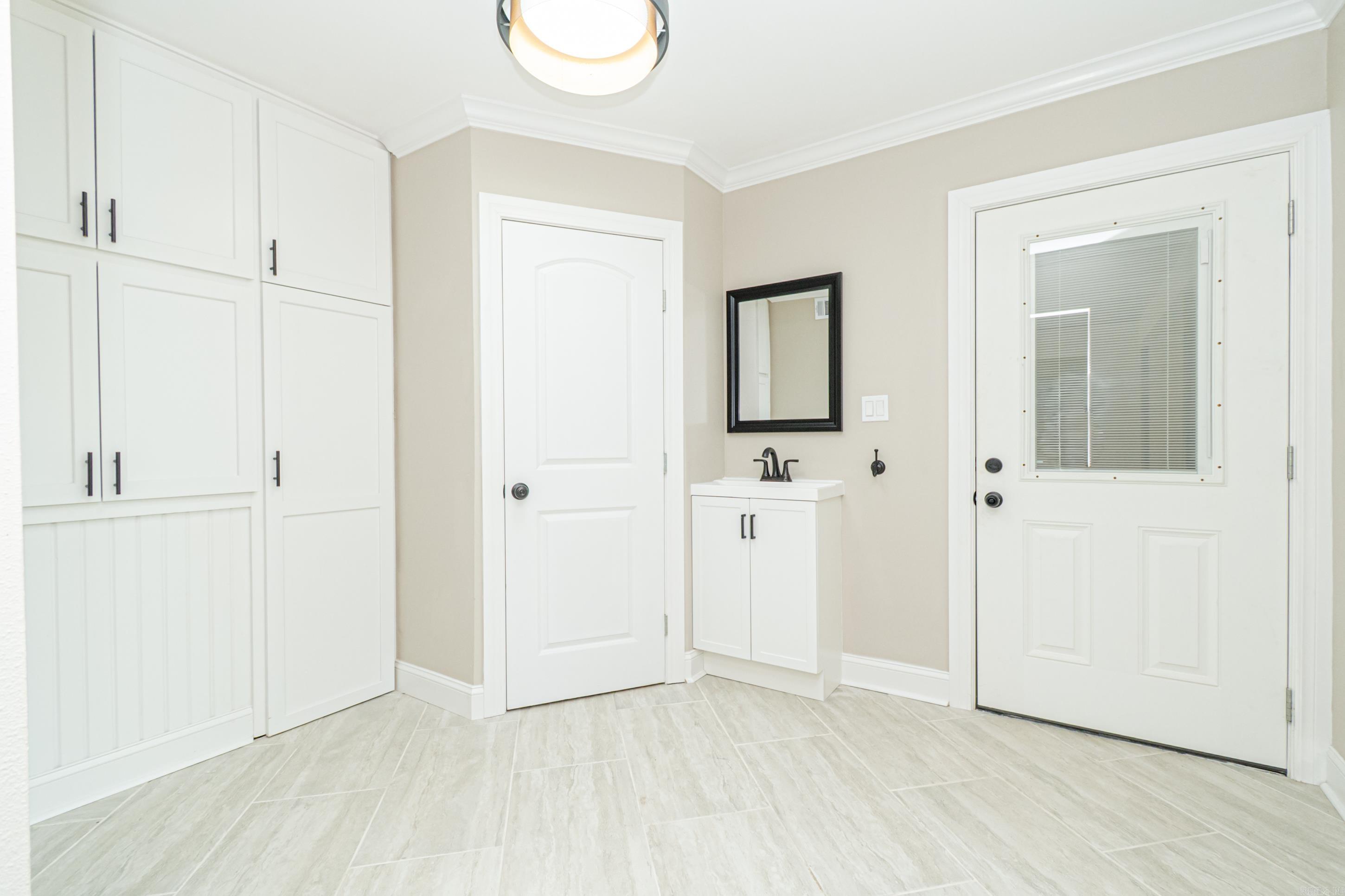 COUNTRY CLUB COLONY - Residential