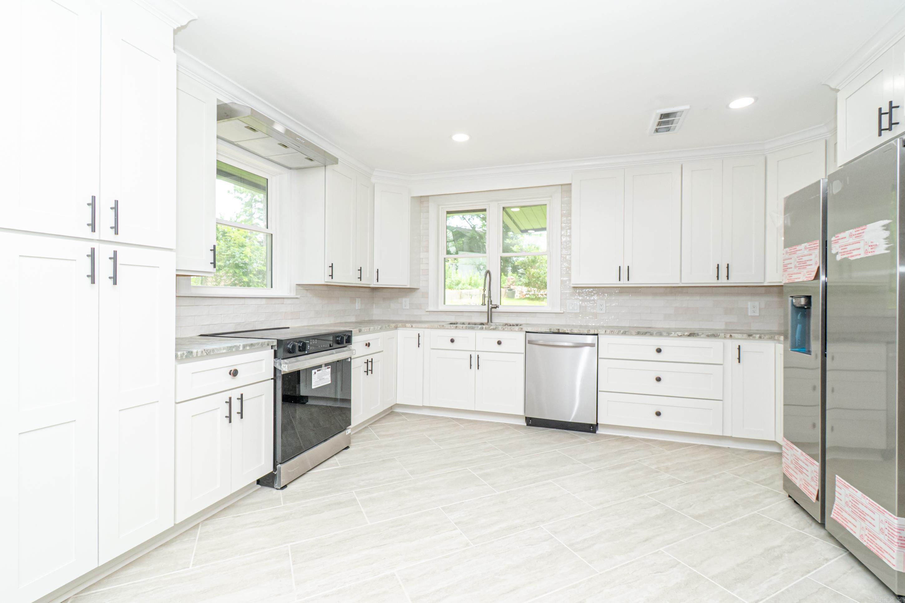 COUNTRY CLUB COLONY - Residential