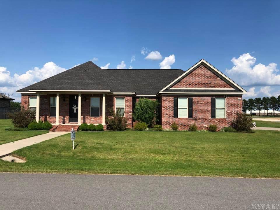 Beautiful brick home on 1/2 acre corner lot.  This home has lots to offer.  The kitchen has all appliances and breakfast bar open to a large great room with fireplace.  There's also a formal dining room, breakfast area and big laundry room. Split bedrooms, and lots of crown molding, back patio and much more. Call for an appointment.