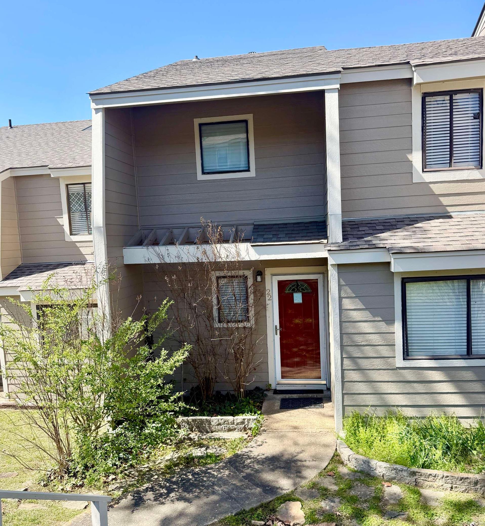 Welcome to this centrally located 3-bedroom, 1.5-bath condo in the heart of Little Rock. Perfectly positioned near shopping, dining, and entertainment, this home offers both comfort and convenience with low-maintenance living—ideal for today’s busy lifestyle.