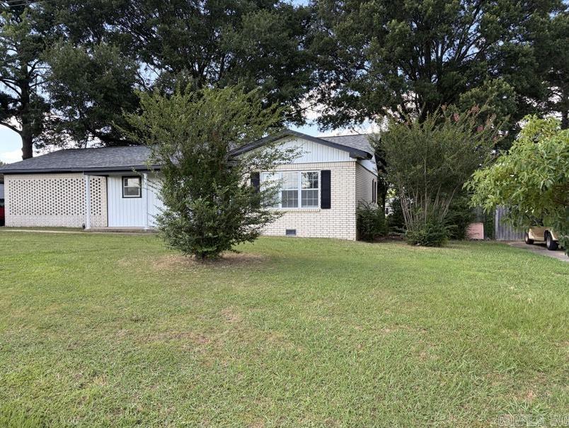 Looking for convenience and beauty? Come check out this 3 bed 2 bath house on the edge of Jacksonville. Surrounded by the local school and the Air Force Base this house can serve multiple purposes. With quick access to the interstate you can be on your way quickly. With a spacious back yard that is fenced in you can have a place for pets, kids, and backyard BBQs! This house has had a few updates including a brand new roof and siding. It is ready for its new family today!