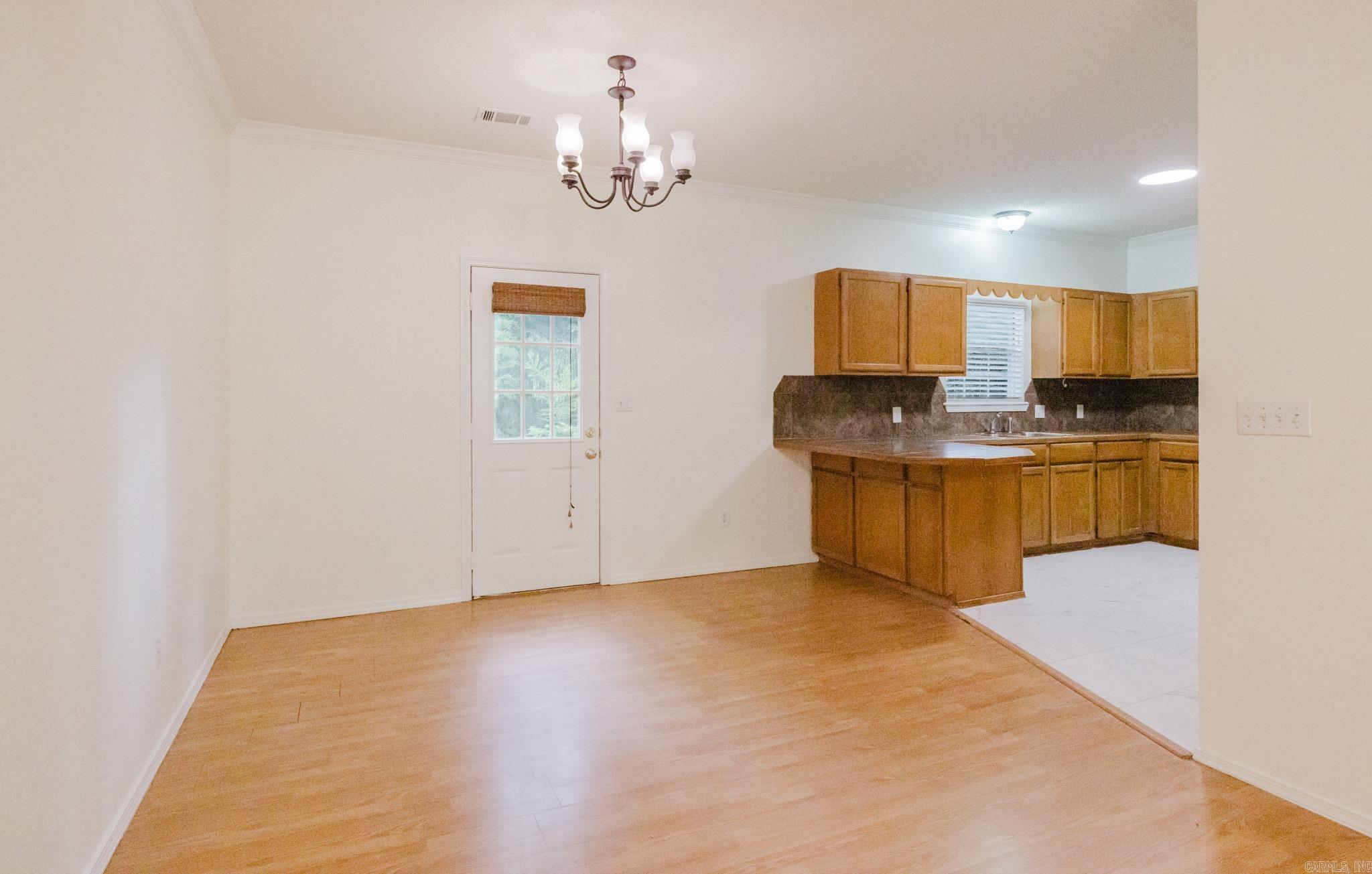 BEAUTIFUL LAKEVIEW - Residential