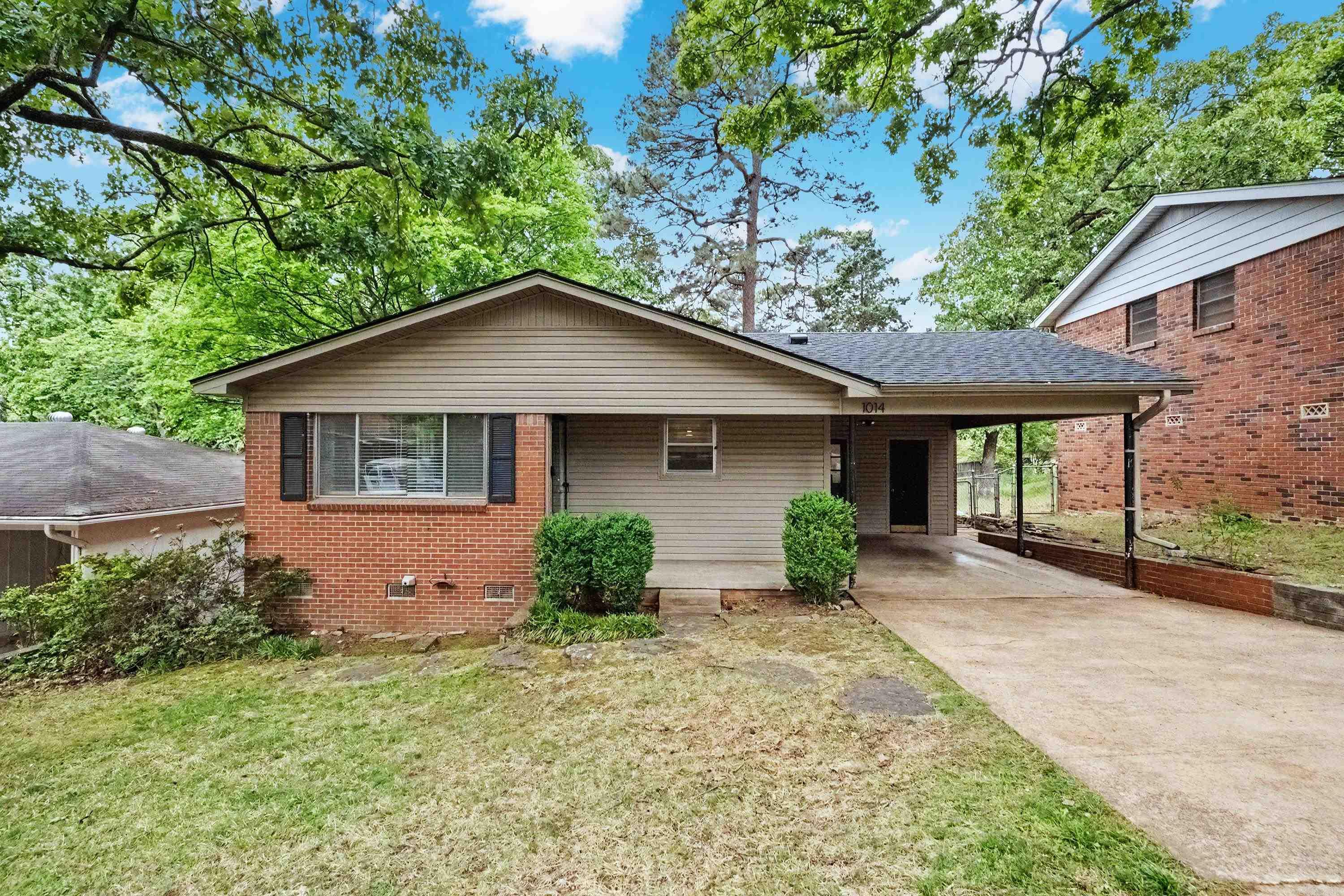 Great neighborhood in midtown. Close to schools, shopping and restaurants. Very convenient area. One level home with new roof and freshly painted. One car carport. Storage building in back. Fenced in back yard. Perfect for first time home buyer that wants to put in some sweat equity. Great rental area for an investor. Vacant. Call Showingtime to register all showings.