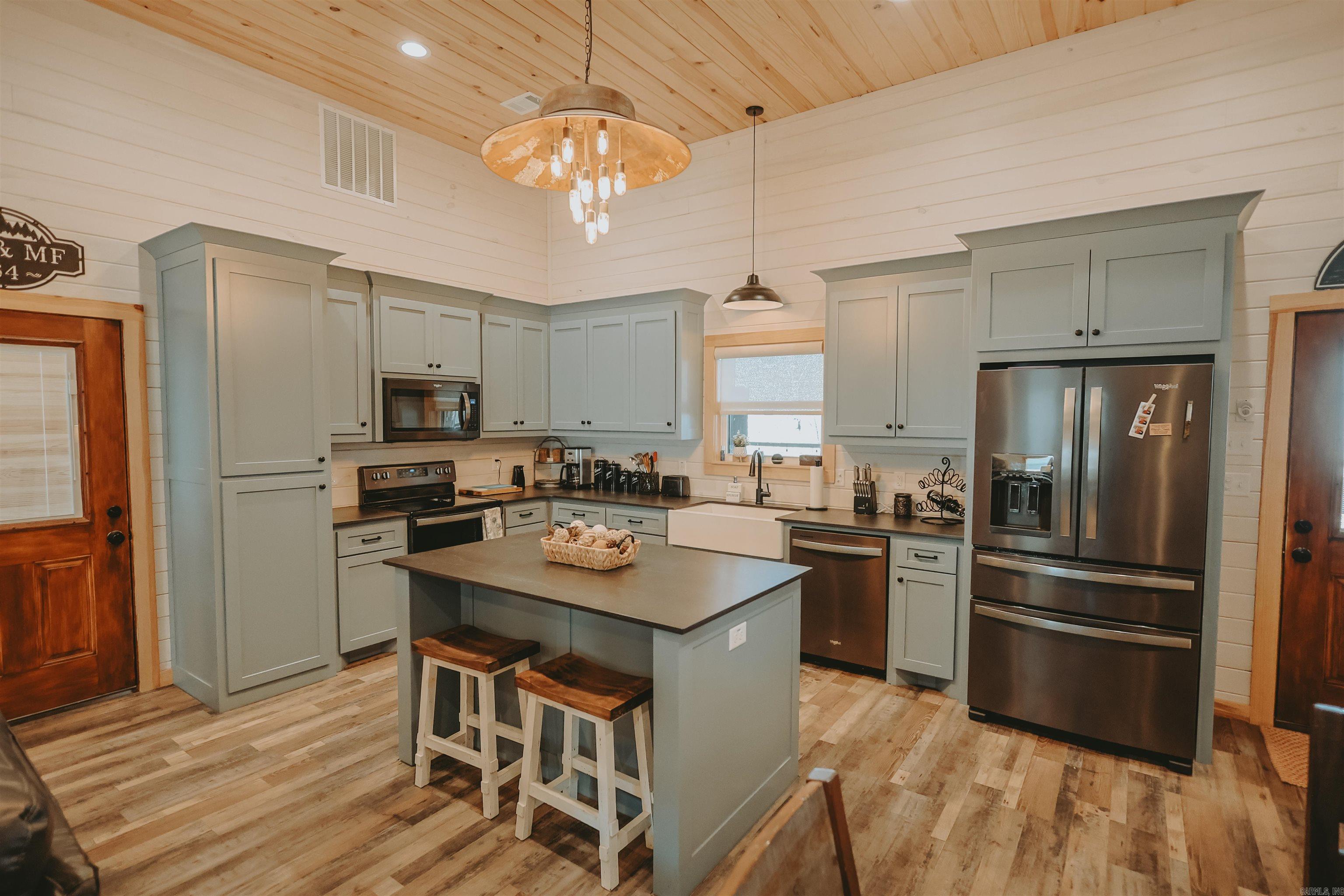 RIVERCHASE - Residential