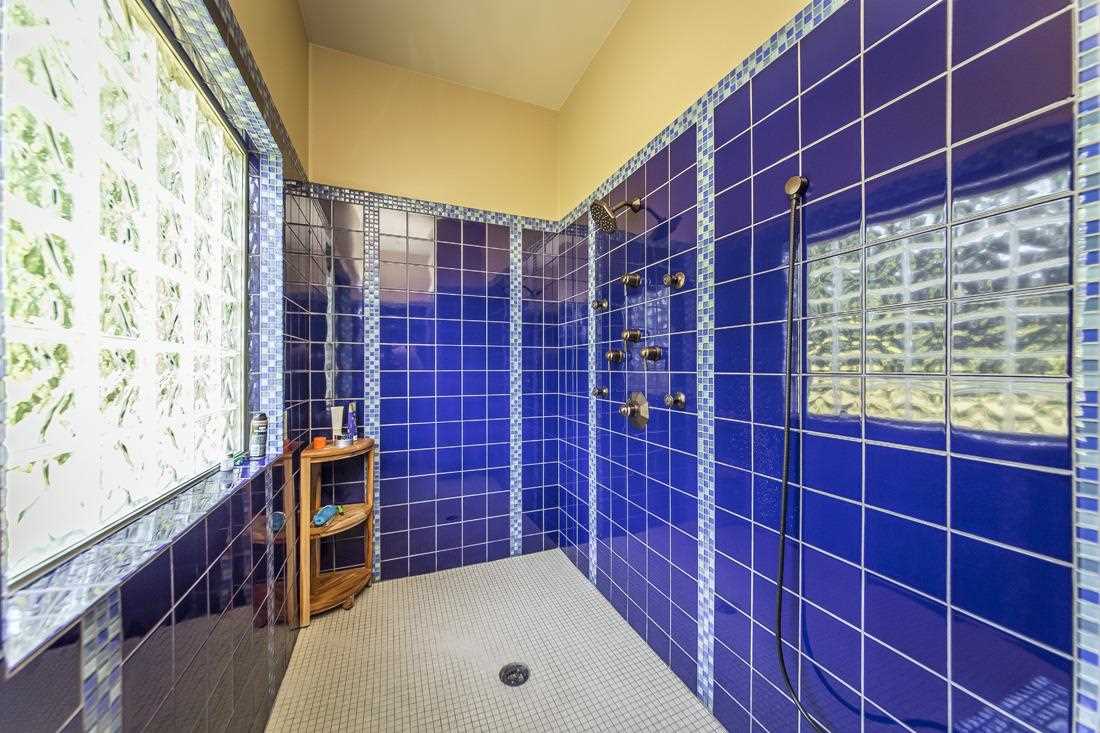 HOLIDAY HIDE-A-WAY - Residential