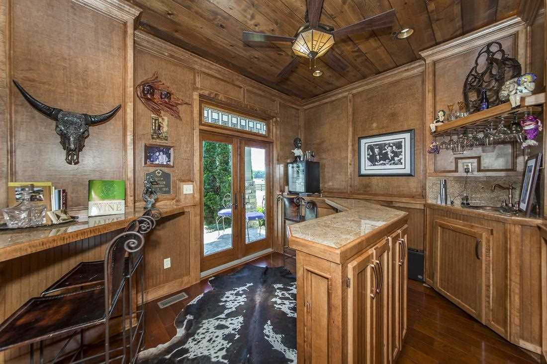 HOLIDAY HIDE-A-WAY - Residential
